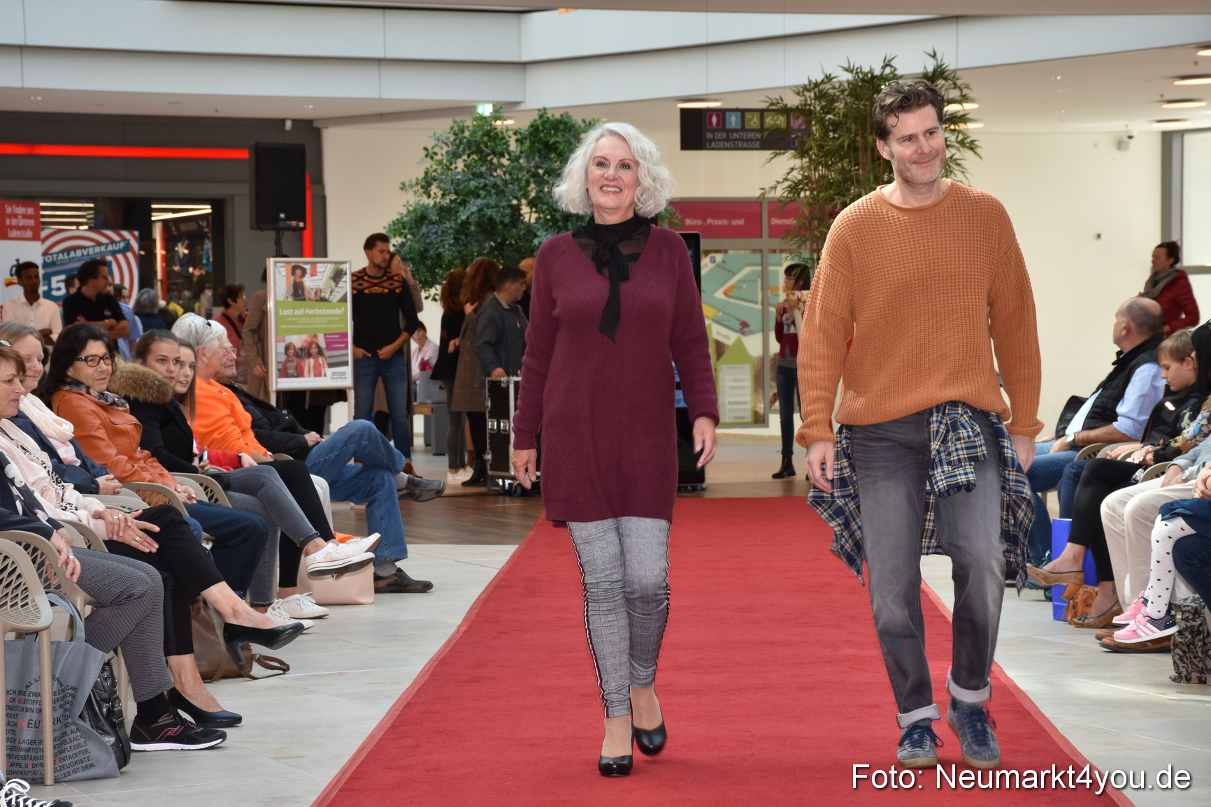 Herbstmodenschau NeuerMarkt 290918 0086