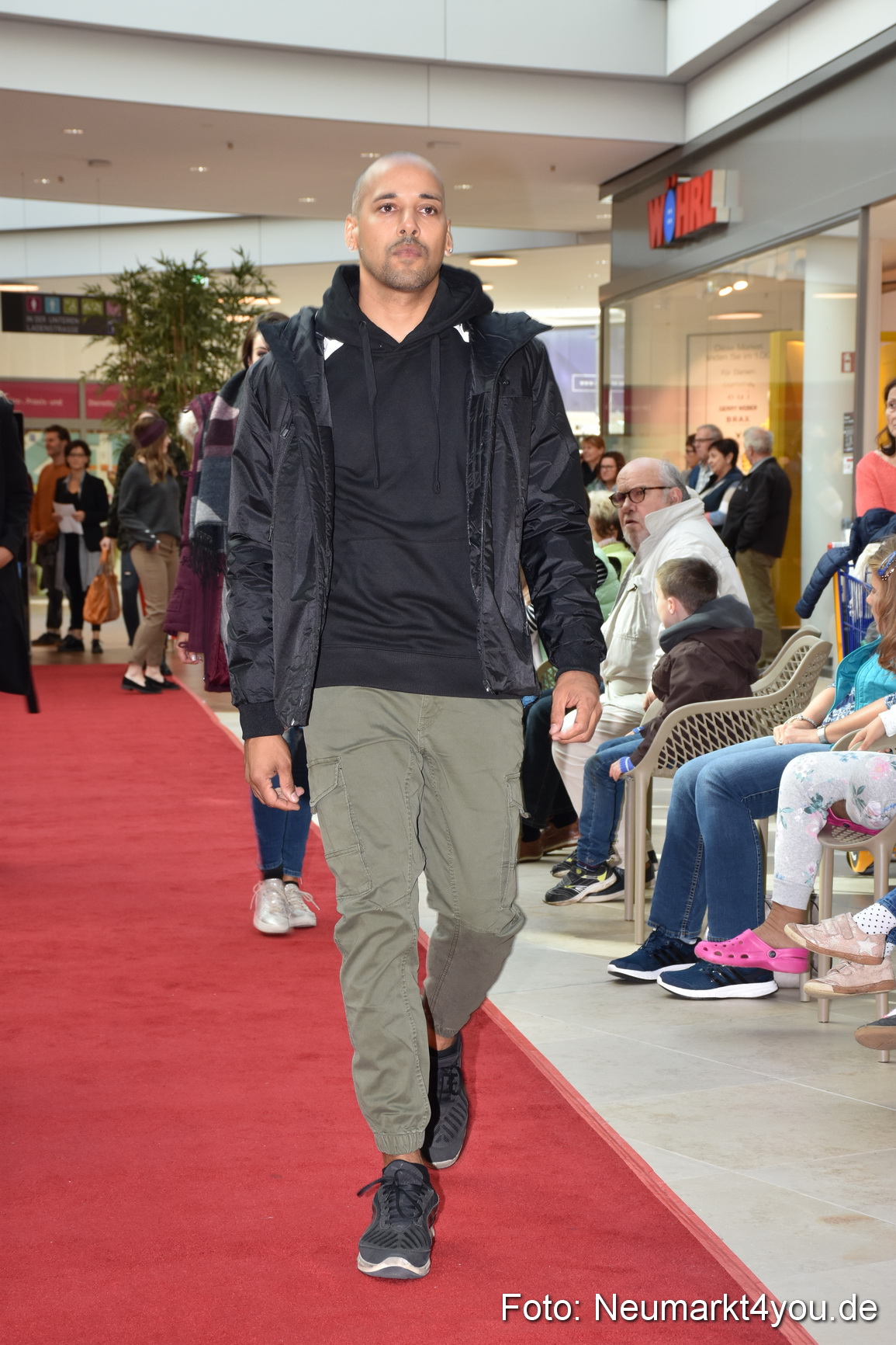 Herbstmodenschau NeuerMarkt 290918 0093