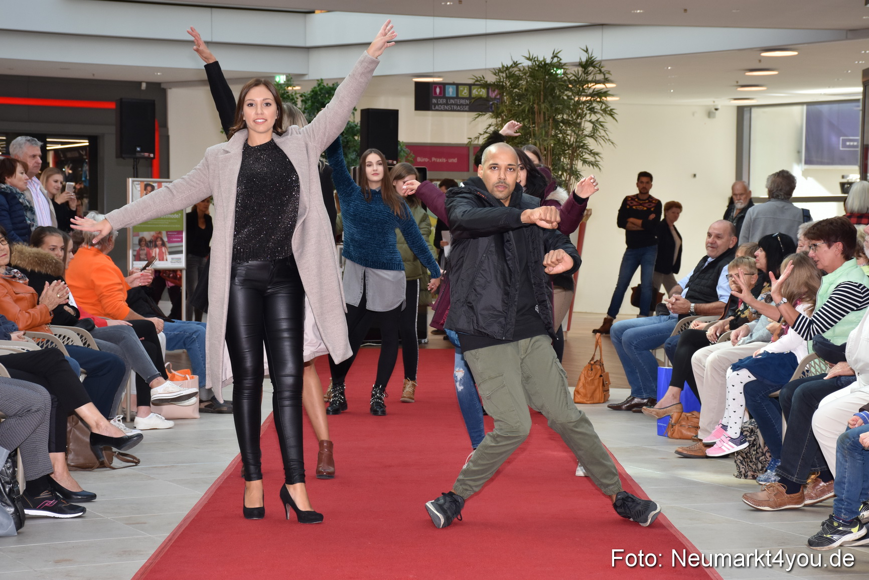 Herbstmodenschau NeuerMarkt 290918 0096