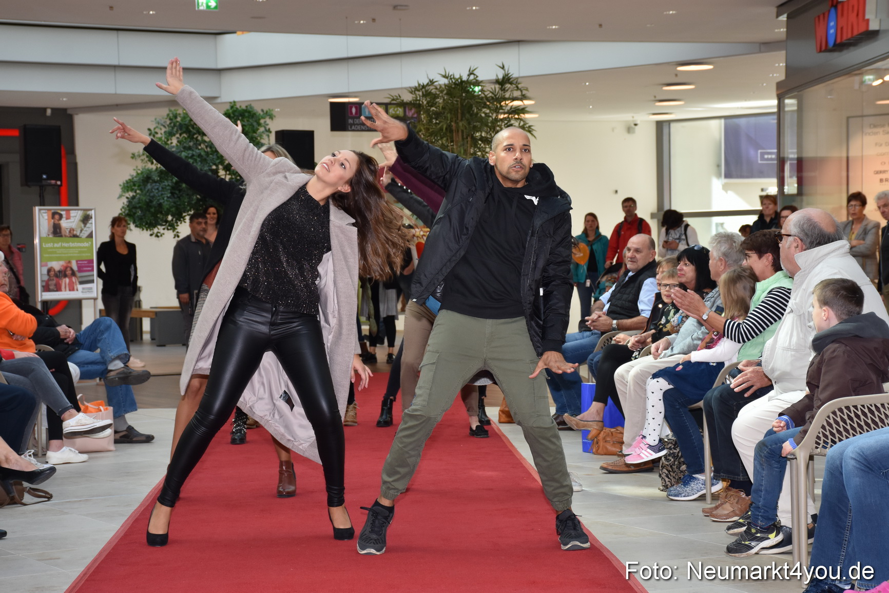 Herbstmodenschau NeuerMarkt 290918 0097