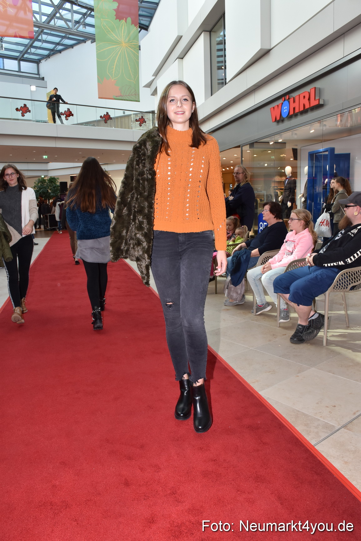 Herbstmodenschau NeuerMarkt 290918 0102