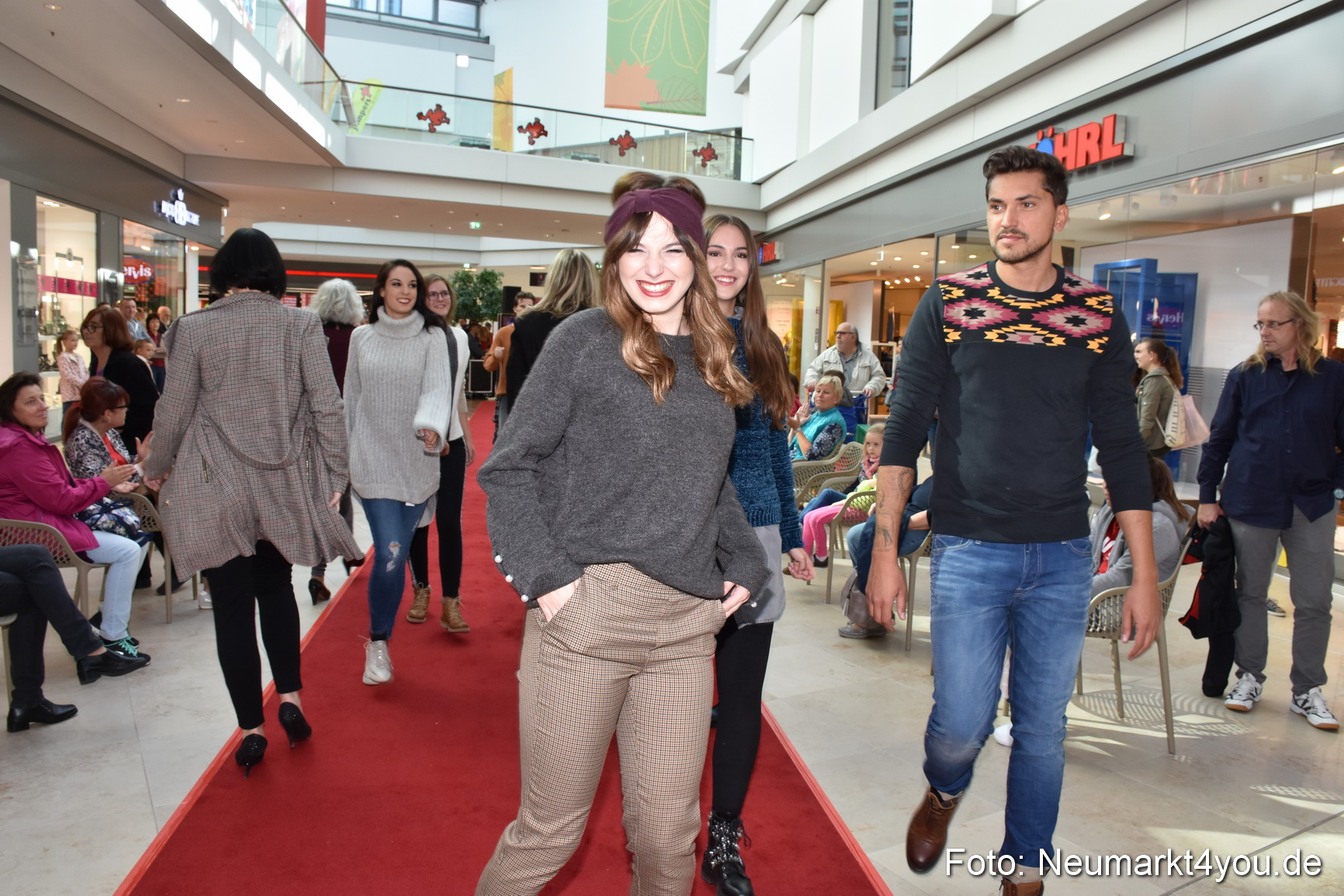 Herbstmodenschau NeuerMarkt 290918 0105