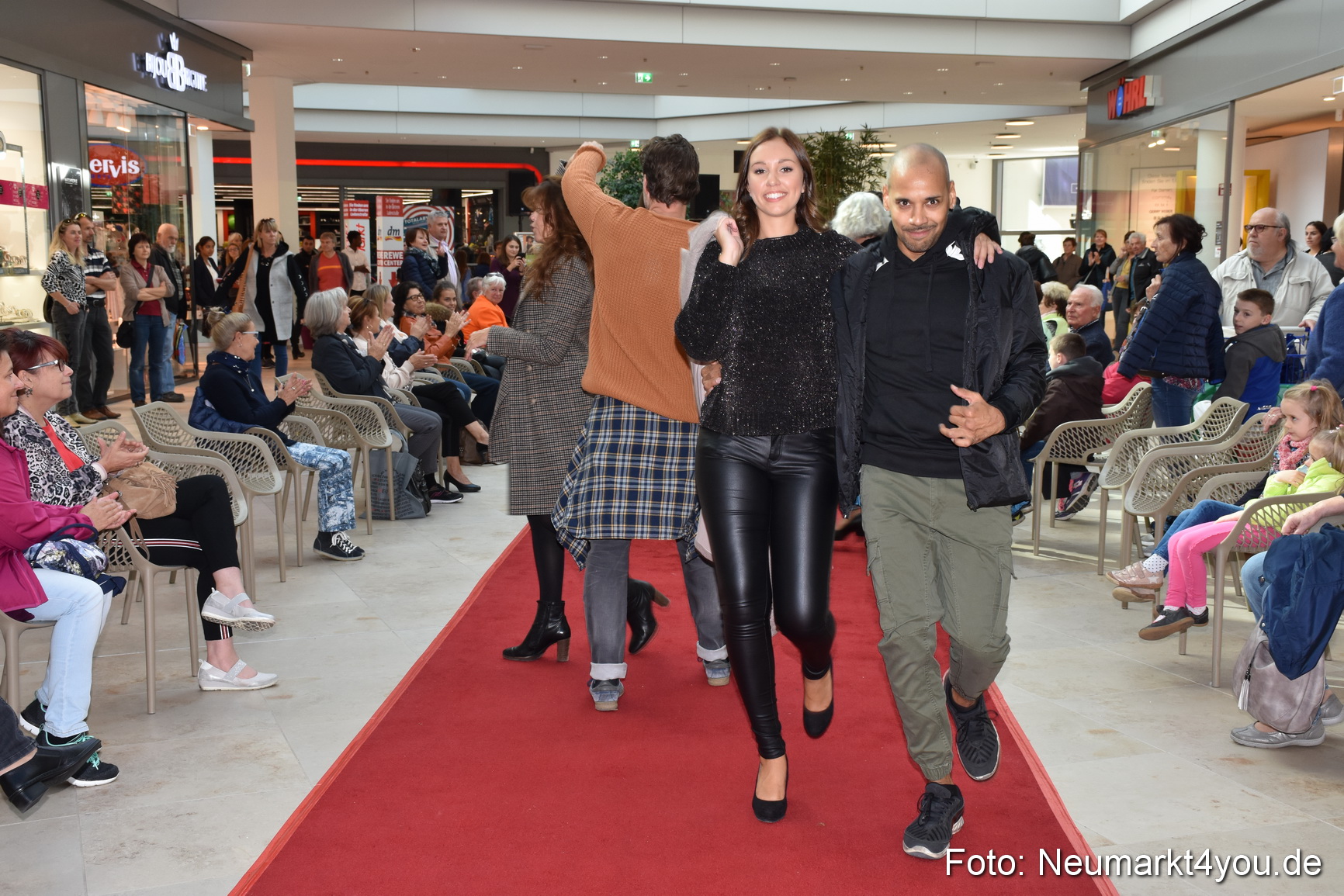 Herbstmodenschau NeuerMarkt 290918 0108