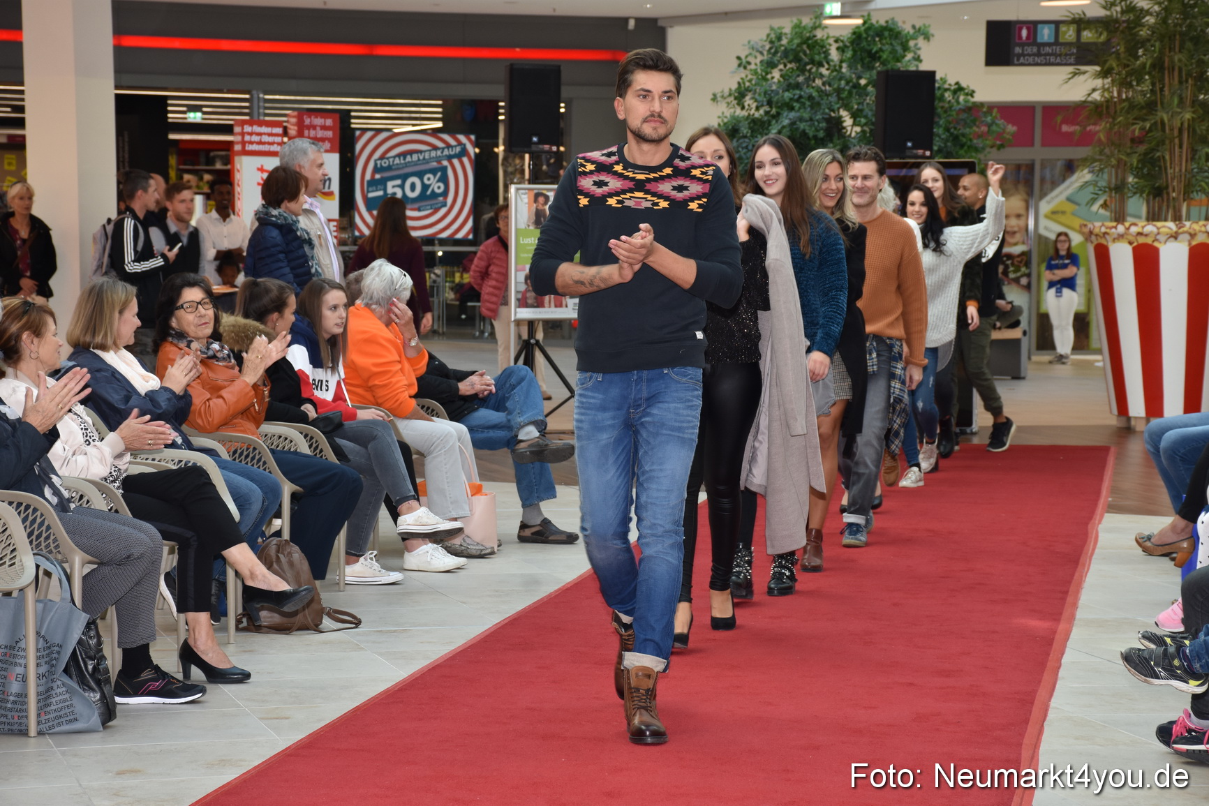 Herbstmodenschau NeuerMarkt 290918 0113