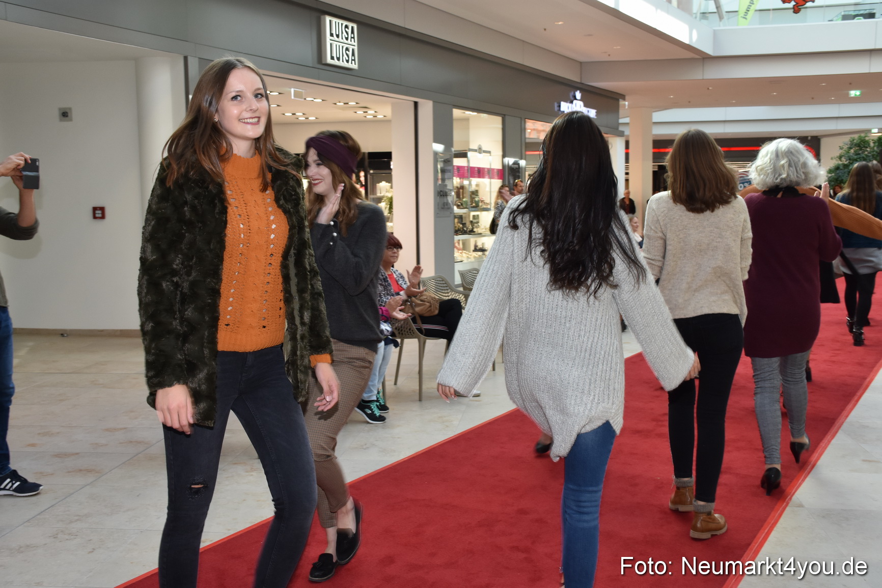 Herbstmodenschau NeuerMarkt 290918 0114