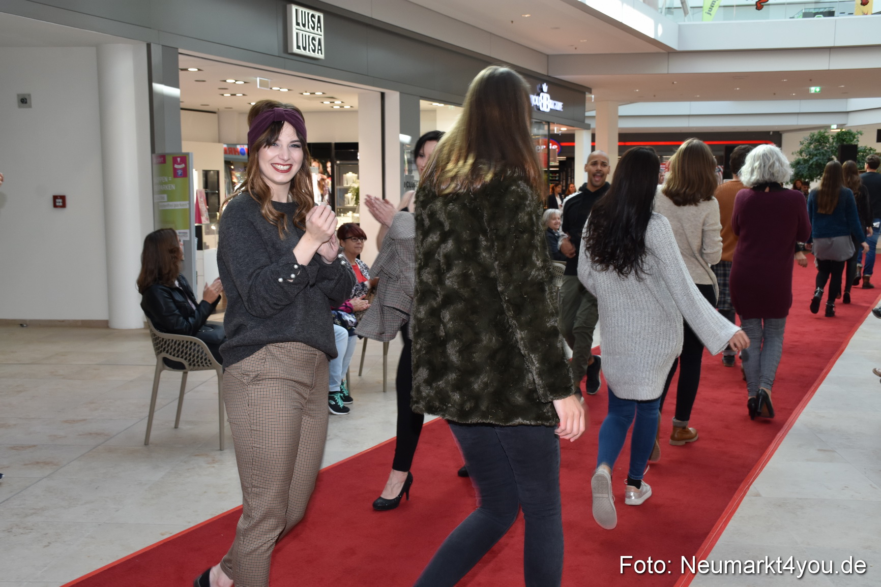 Herbstmodenschau NeuerMarkt 290918 0115