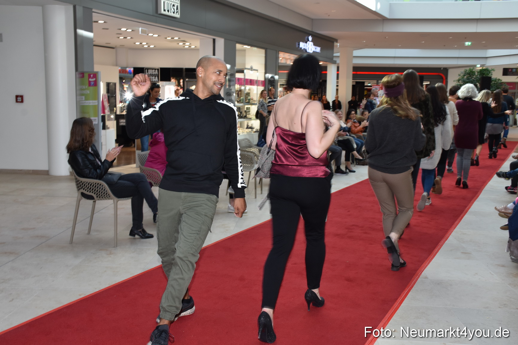 Herbstmodenschau NeuerMarkt 290918 0116