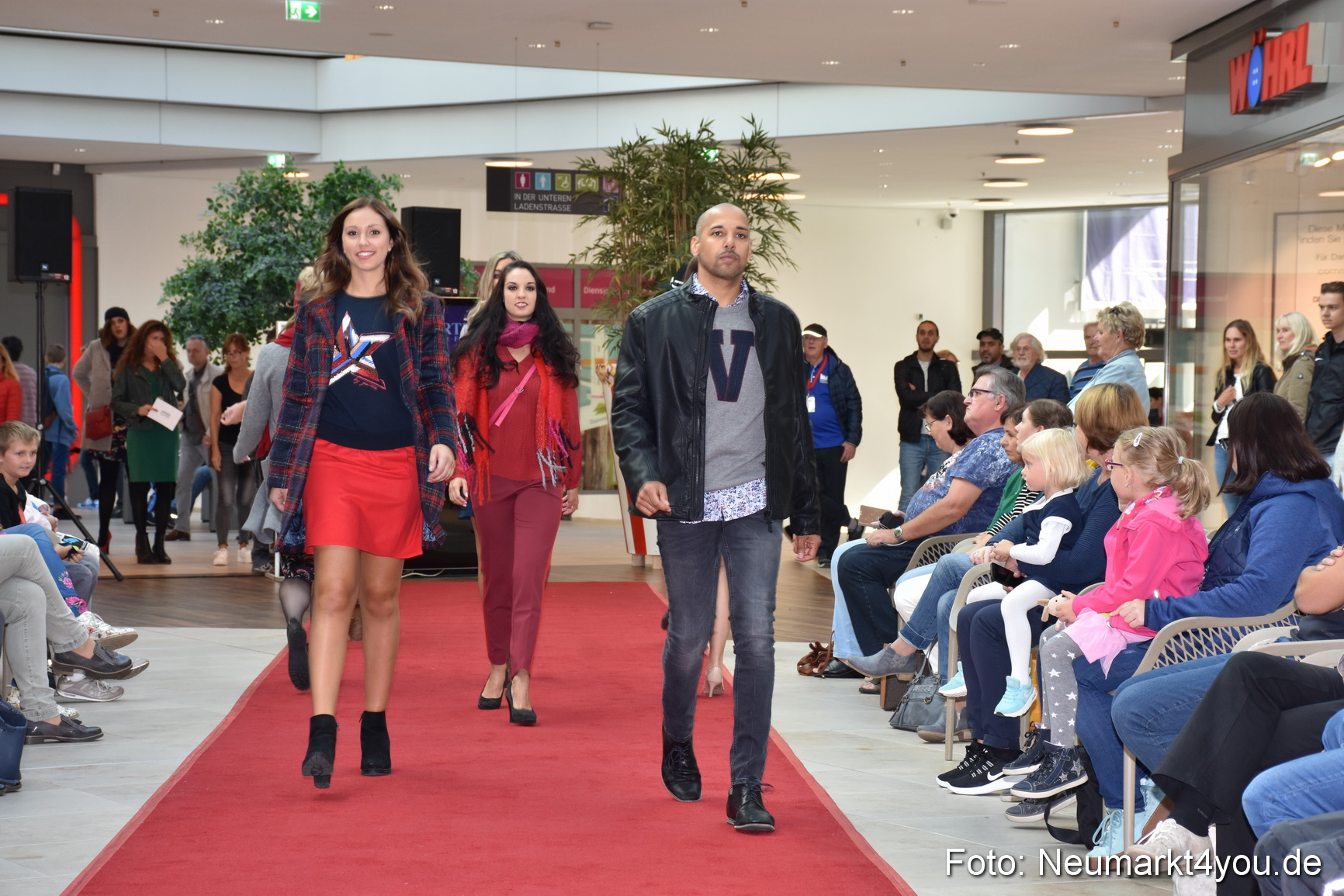 Herbstmodenschau NeuerMarkt 290918 0121