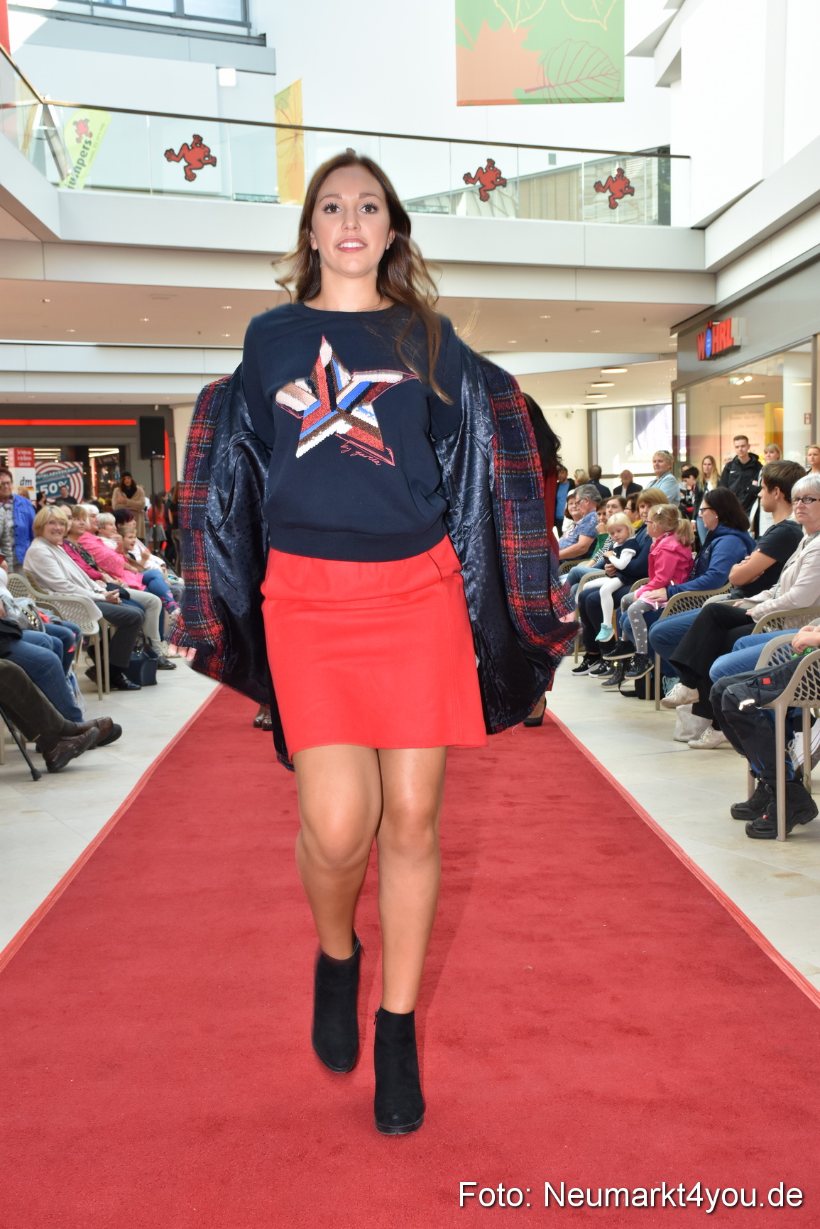 Herbstmodenschau NeuerMarkt 290918 0125