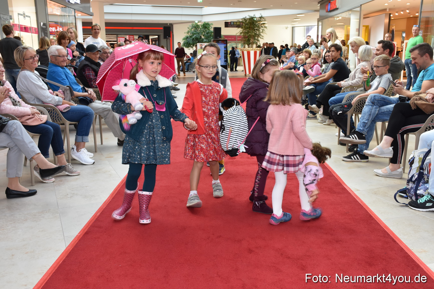 Herbstmodenschau NeuerMarkt 290918 0137