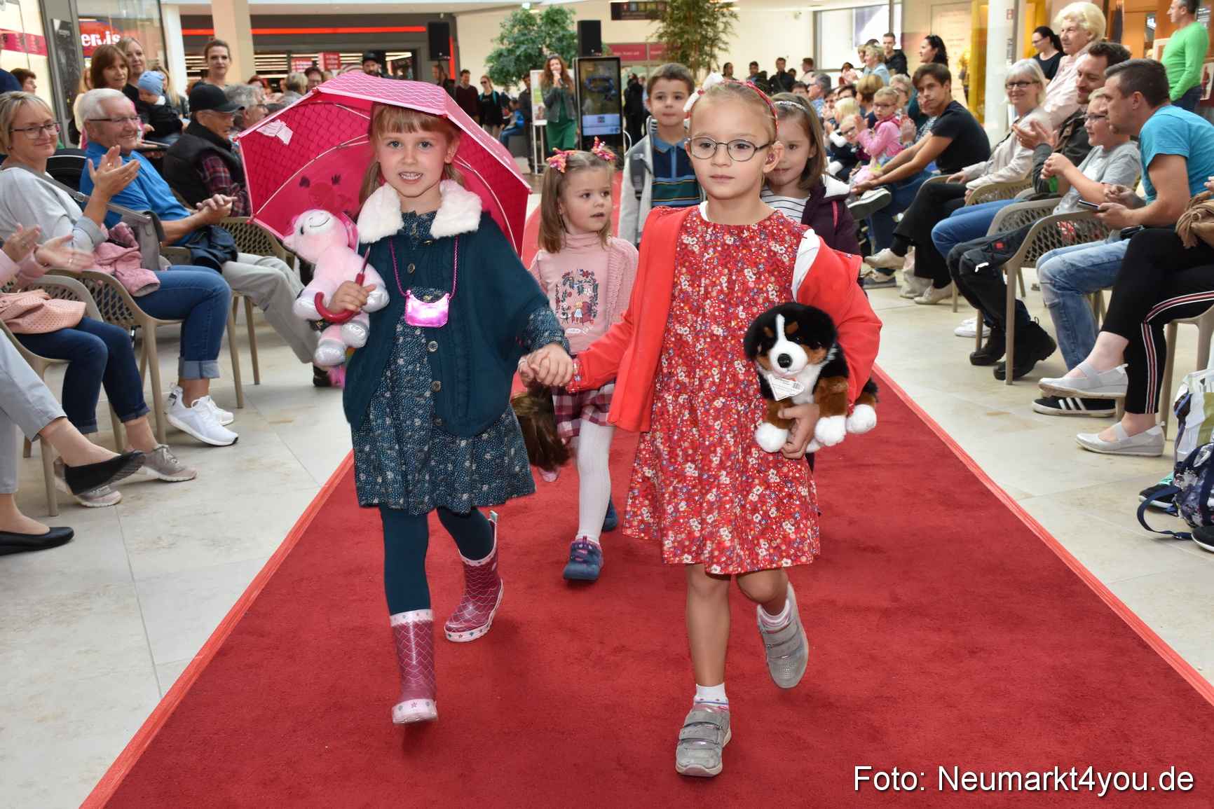 Herbstmodenschau NeuerMarkt 290918 0139