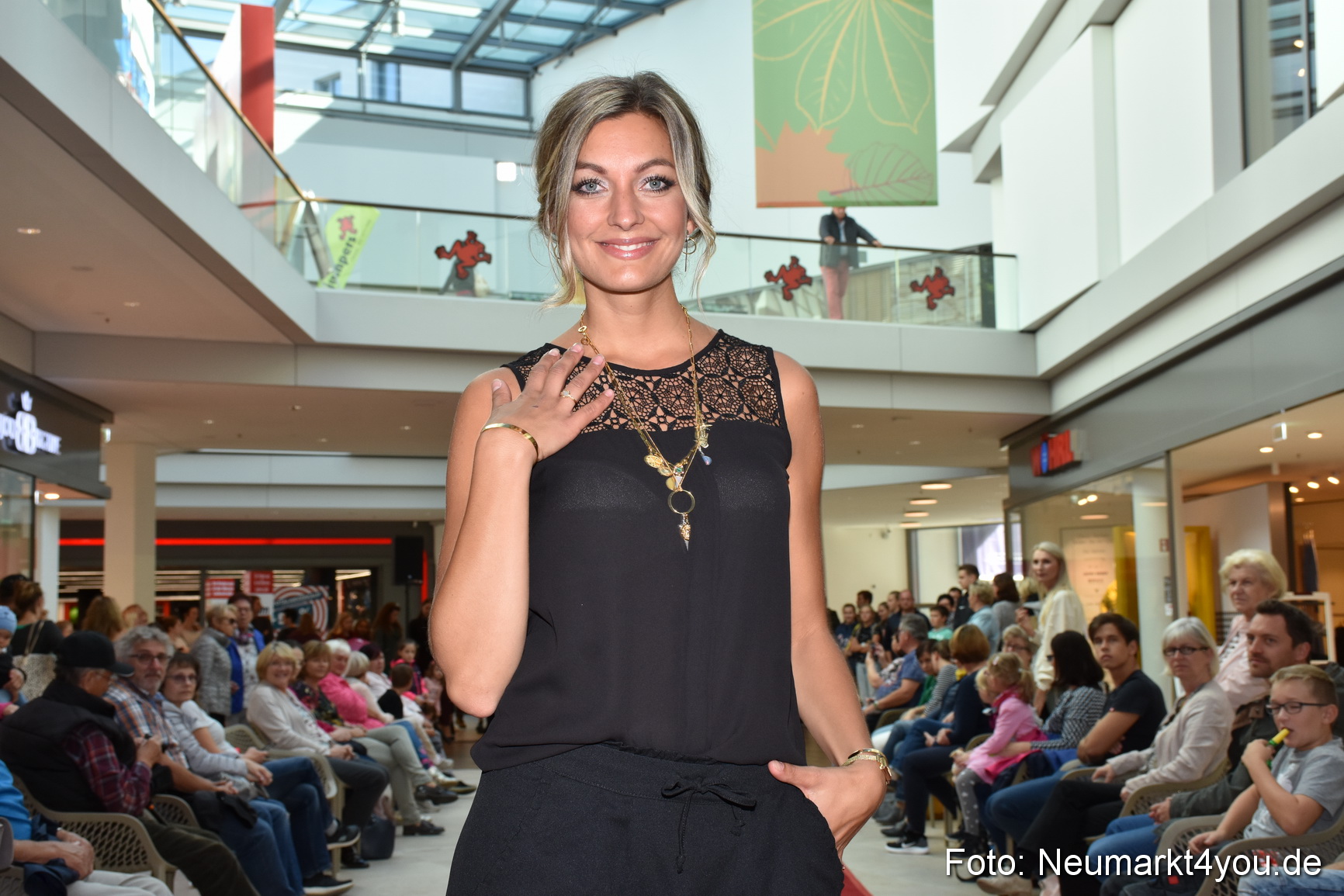 Herbstmodenschau NeuerMarkt 290918 0141