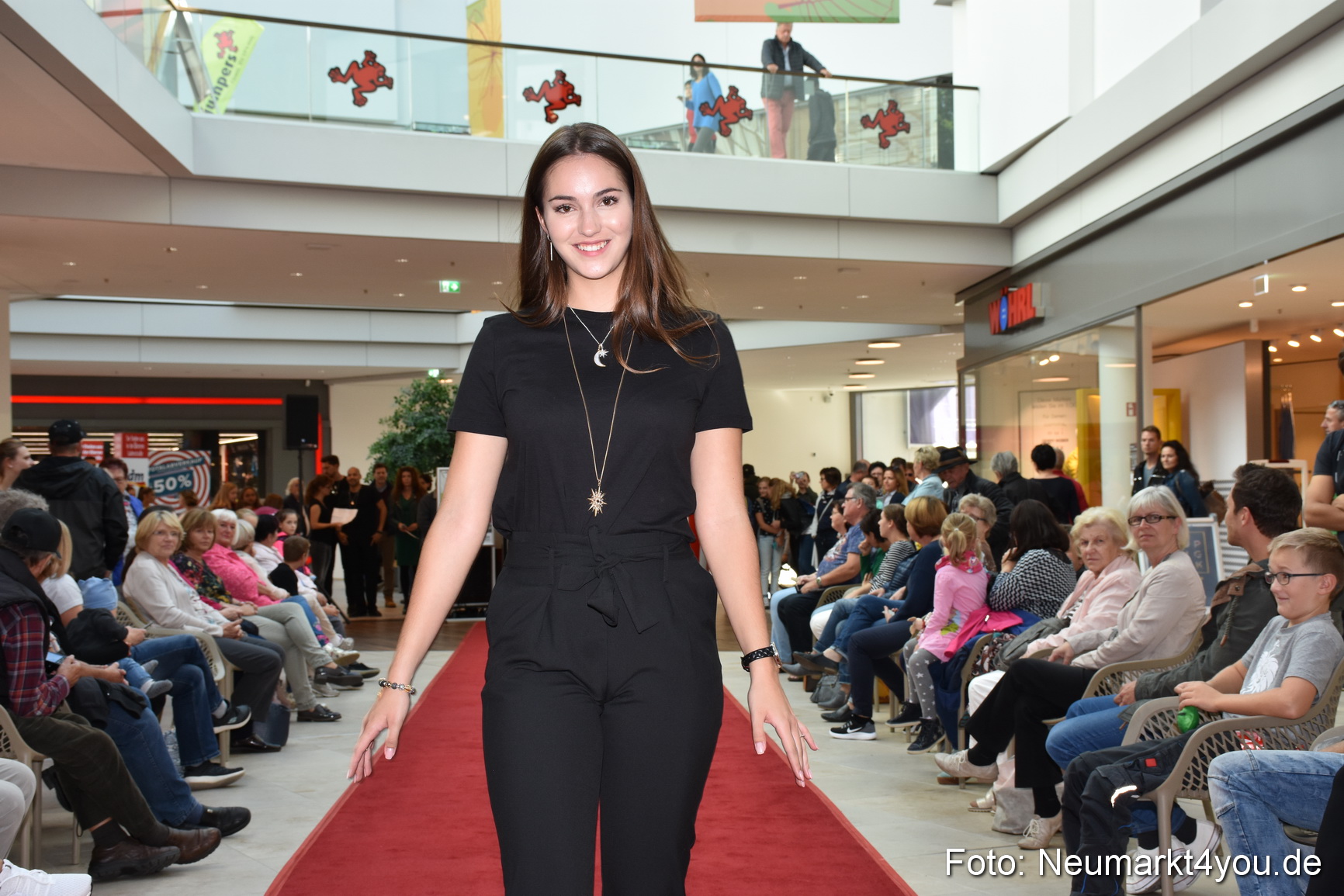 Herbstmodenschau NeuerMarkt 290918 0144