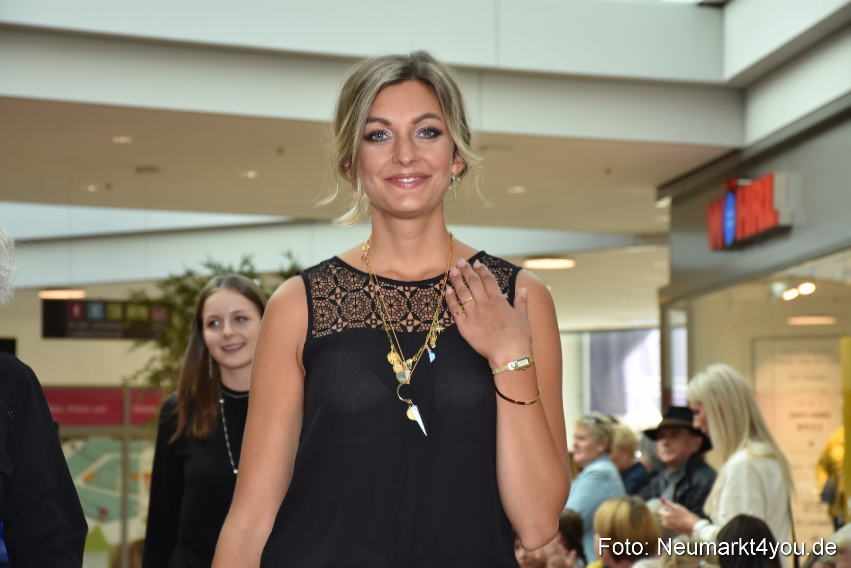 Herbstmodenschau NeuerMarkt 290918 0145