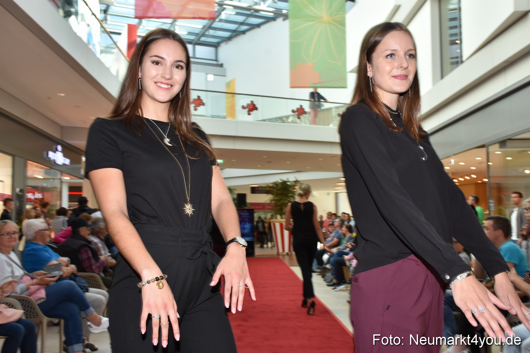 Herbstmodenschau NeuerMarkt 290918 0148