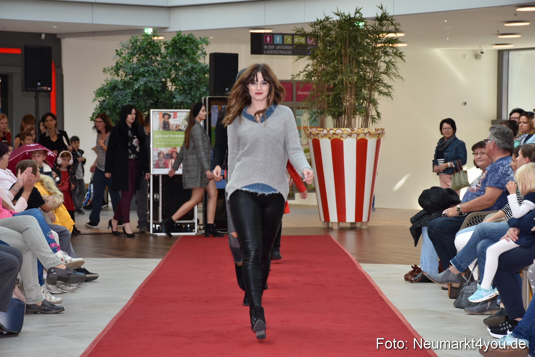 Herbstmodenschau NeuerMarkt 290918 0155