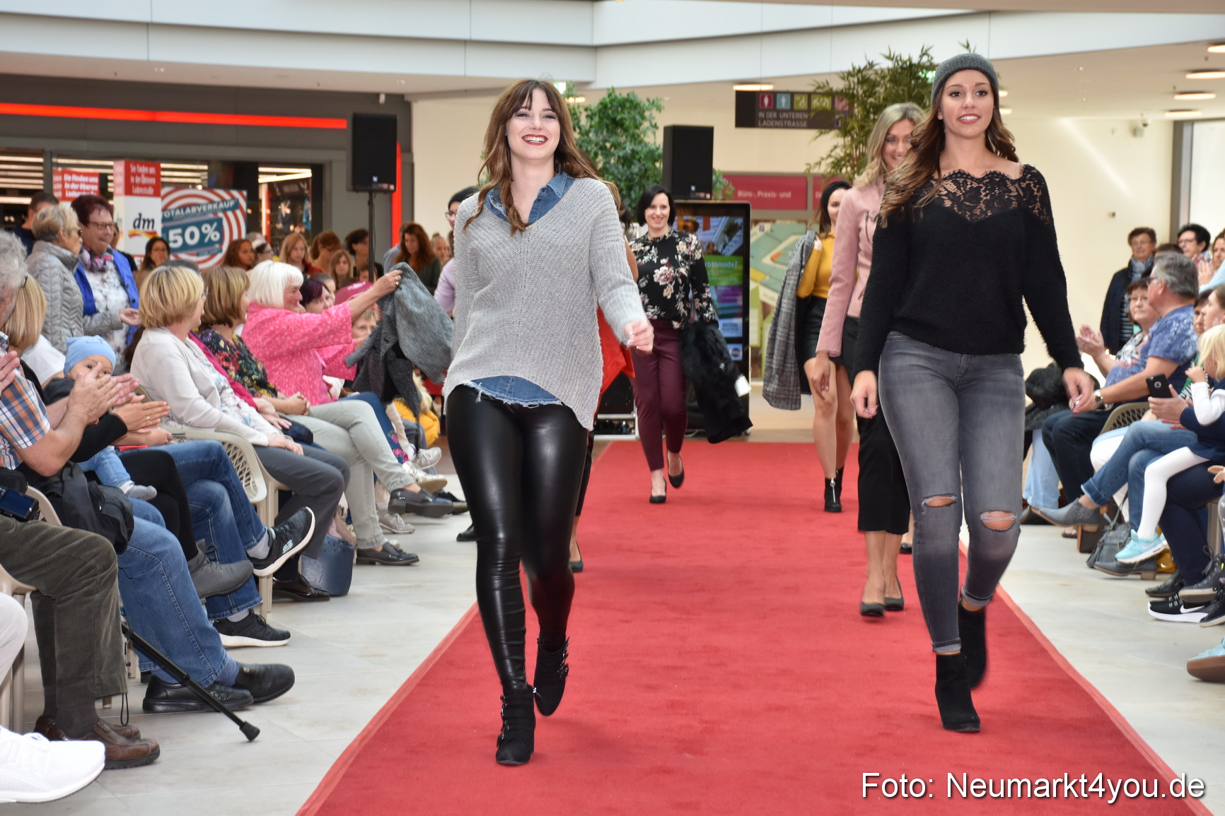 Herbstmodenschau NeuerMarkt 290918 0164
