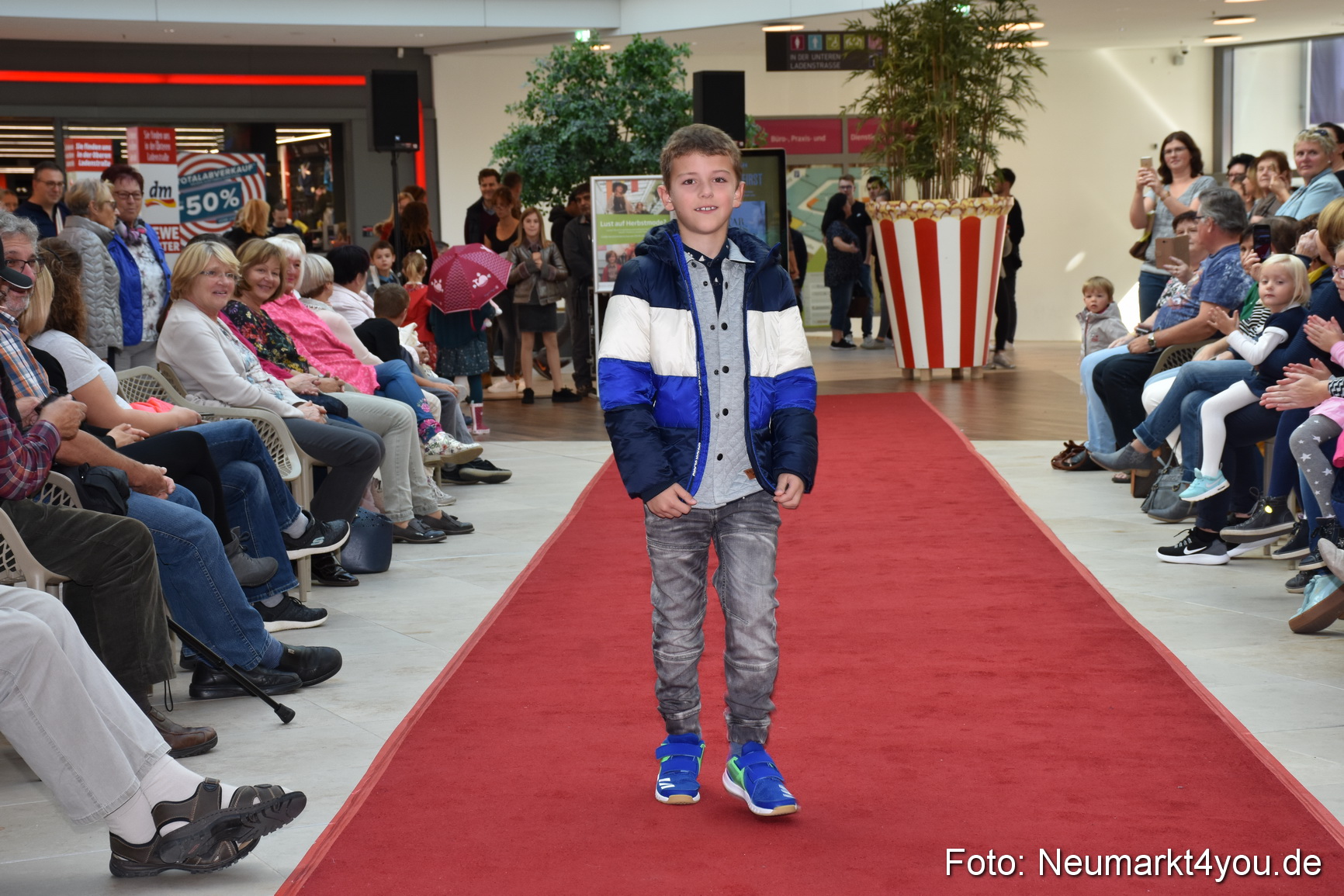 Herbstmodenschau NeuerMarkt 290918 0169