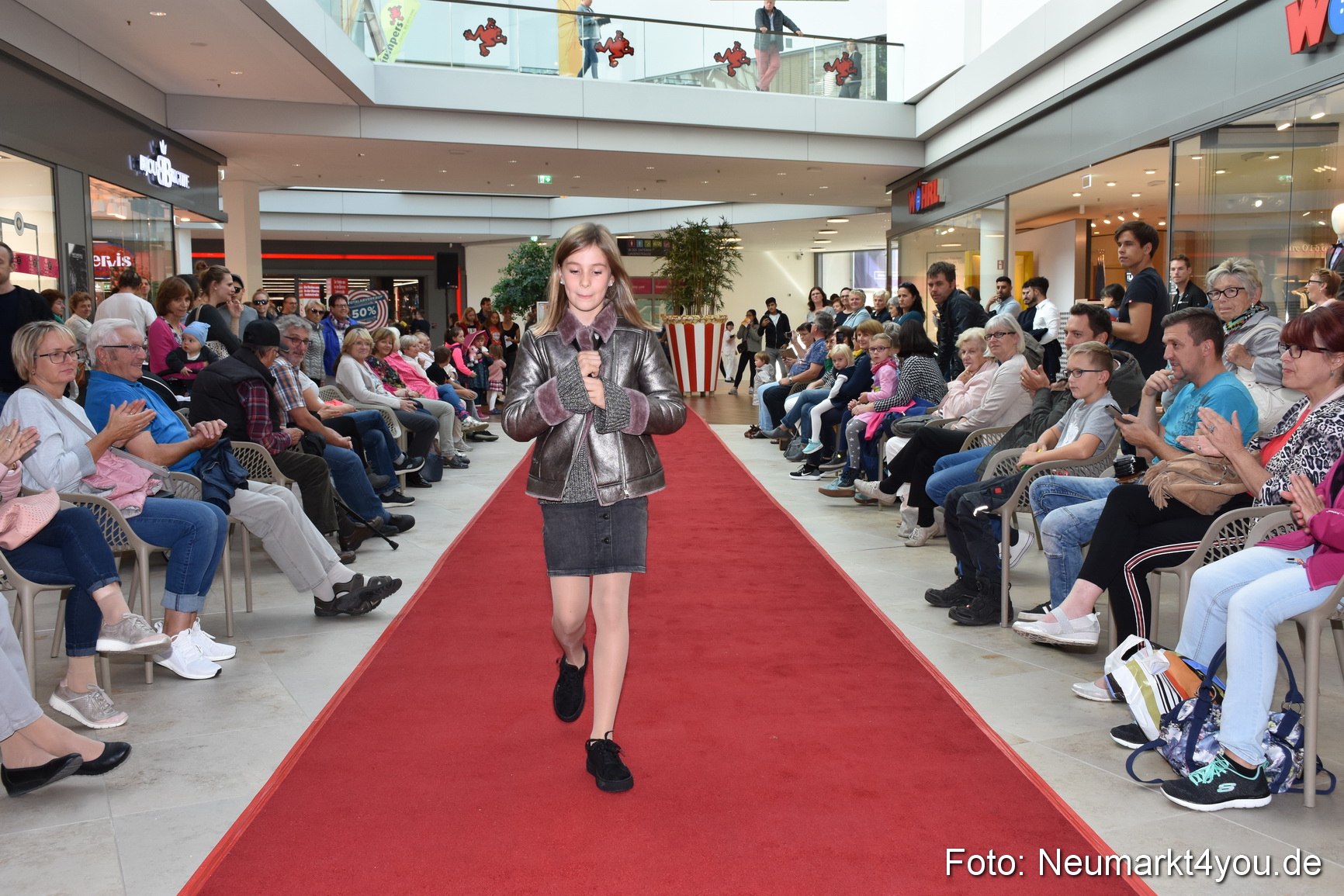 Herbstmodenschau NeuerMarkt 290918 0170