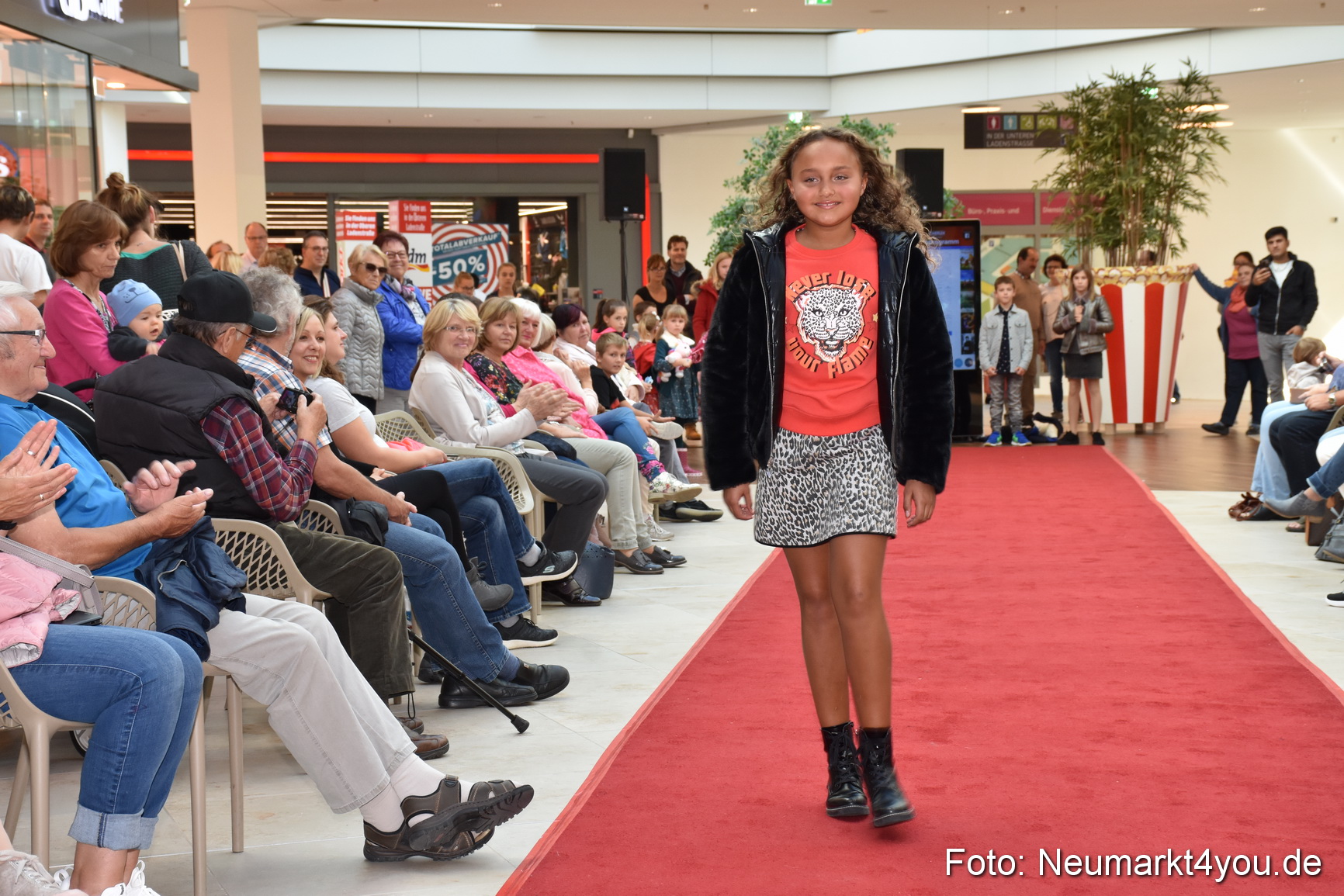 Herbstmodenschau NeuerMarkt 290918 0171