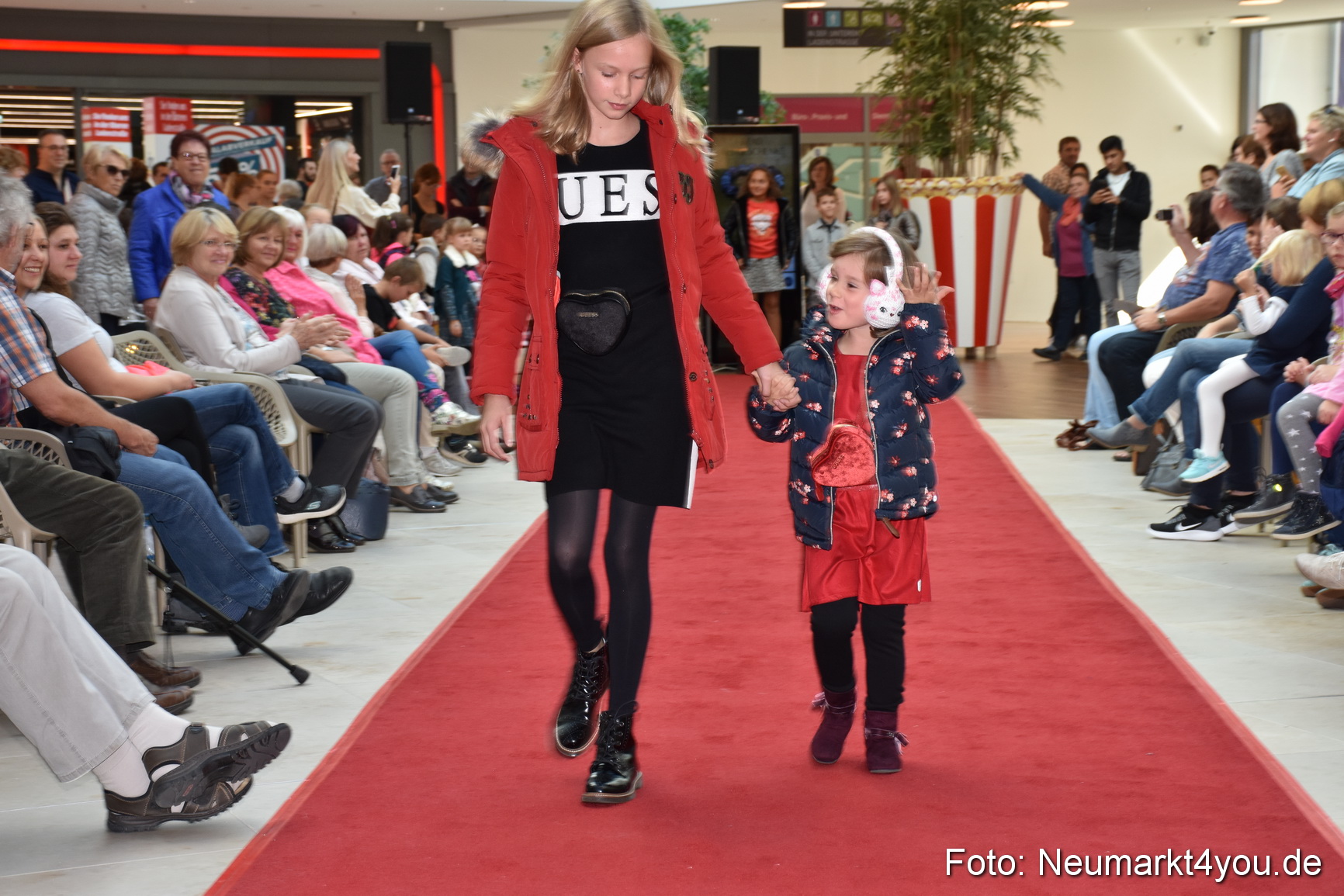 Herbstmodenschau NeuerMarkt 290918 0172