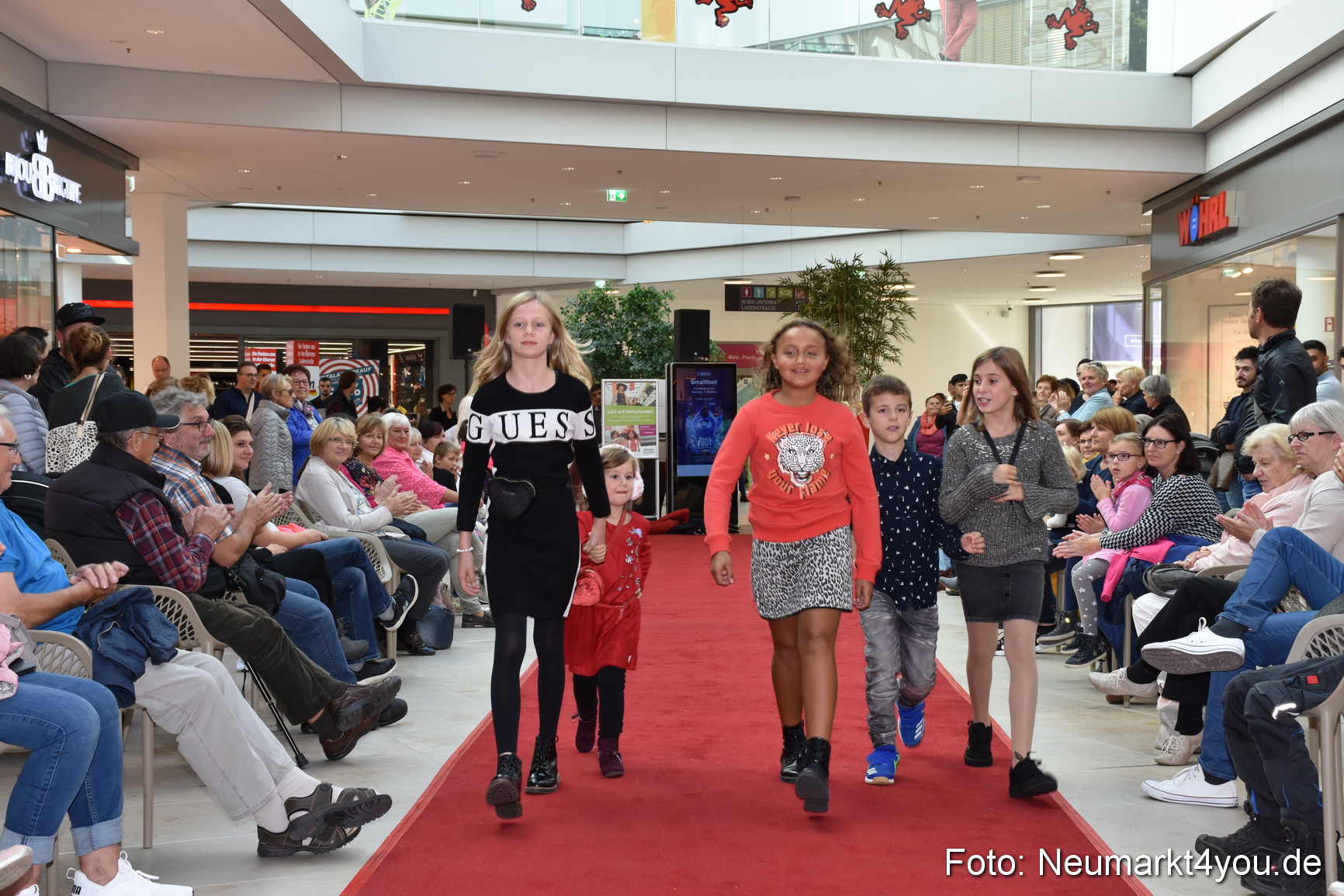 Herbstmodenschau NeuerMarkt 290918 0173