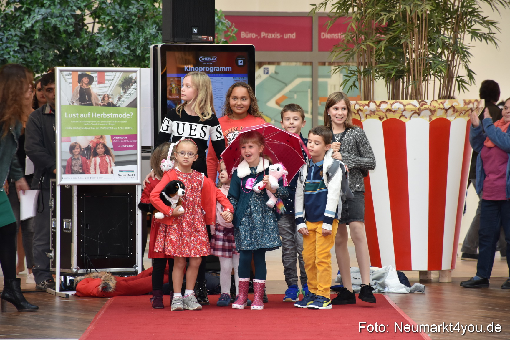 Herbstmodenschau NeuerMarkt 290918 0174