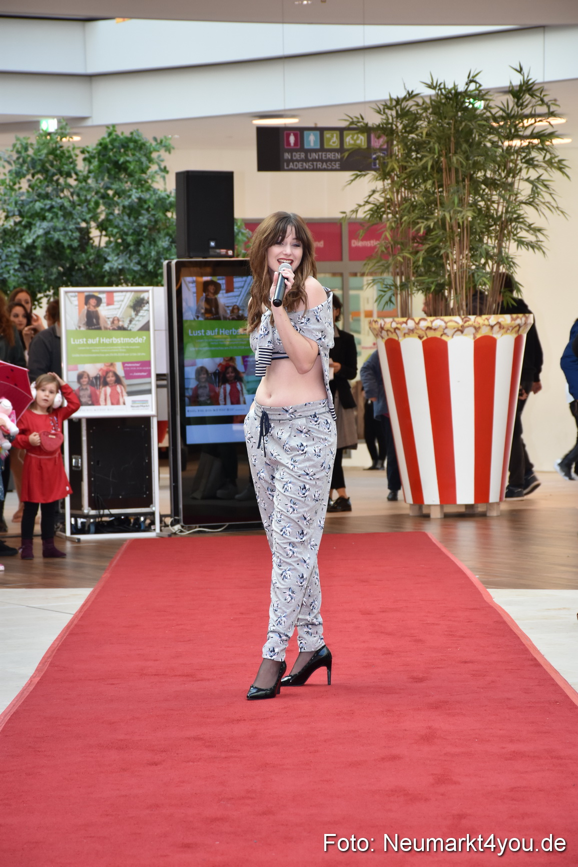 Herbstmodenschau NeuerMarkt 290918 0176