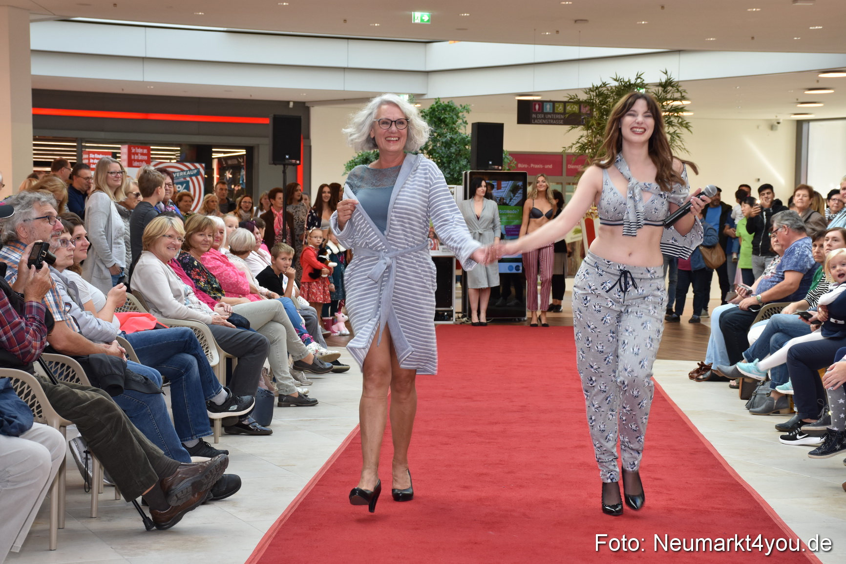 Herbstmodenschau NeuerMarkt 290918 0184