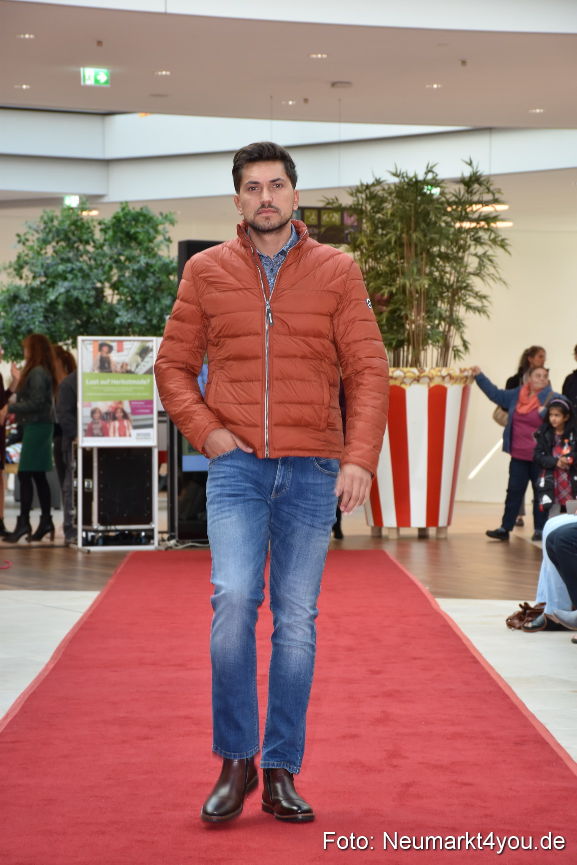 Herbstmodenschau NeuerMarkt 290918 0194