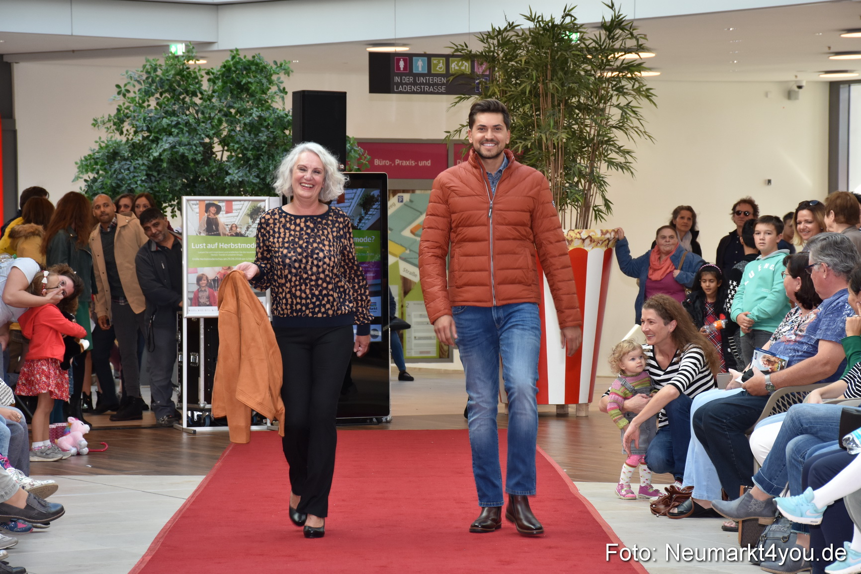 Herbstmodenschau NeuerMarkt 290918 0196