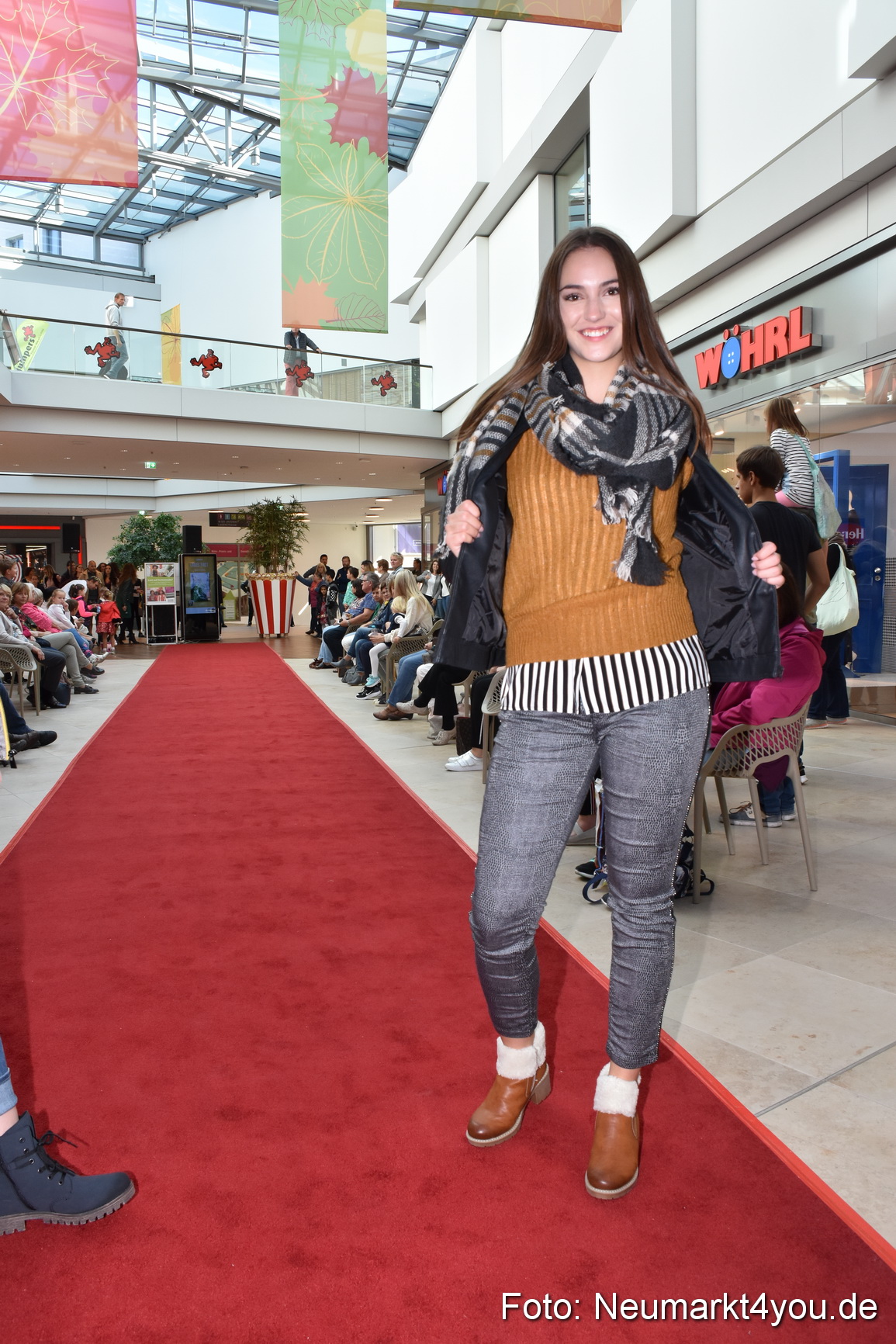 Herbstmodenschau NeuerMarkt 290918 0203