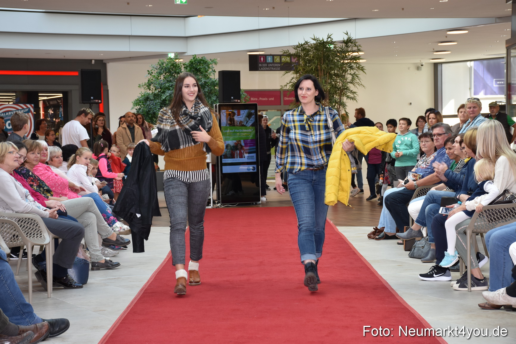 Herbstmodenschau NeuerMarkt 290918 0204