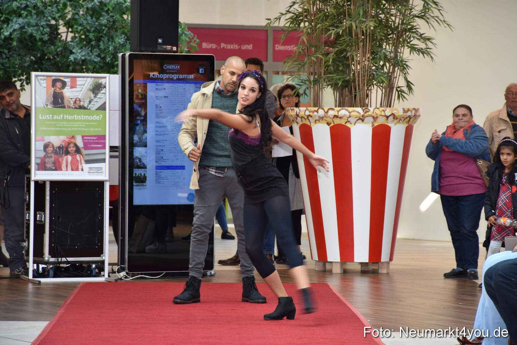 Herbstmodenschau NeuerMarkt 290918 0207