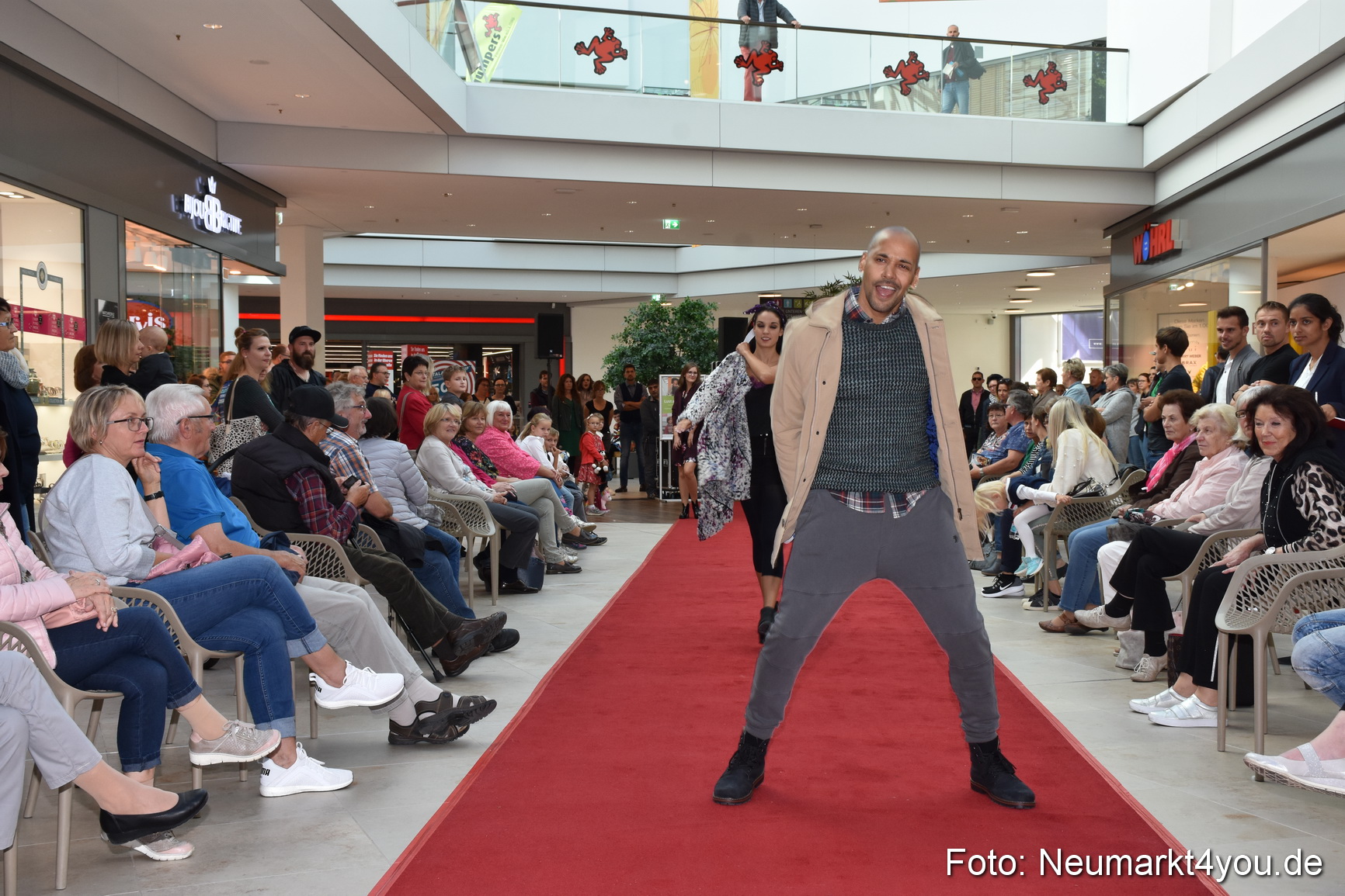 Herbstmodenschau NeuerMarkt 290918 0210