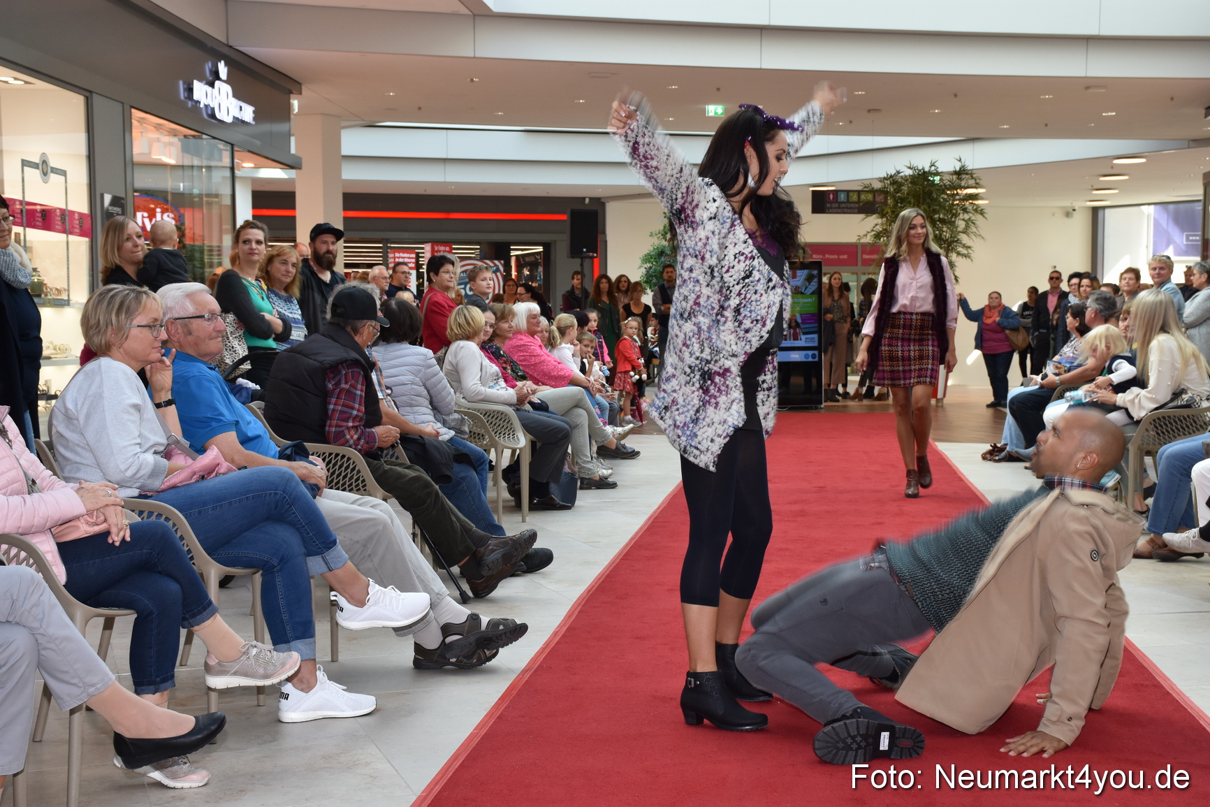 Herbstmodenschau NeuerMarkt 290918 0211