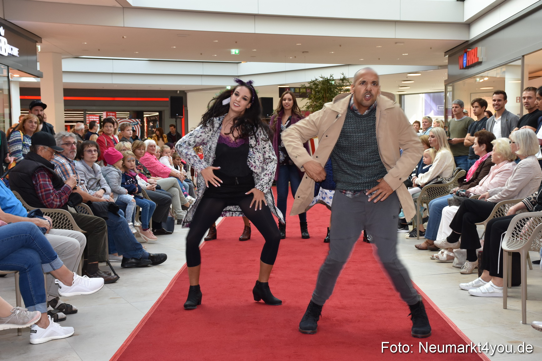 Herbstmodenschau NeuerMarkt 290918 0215