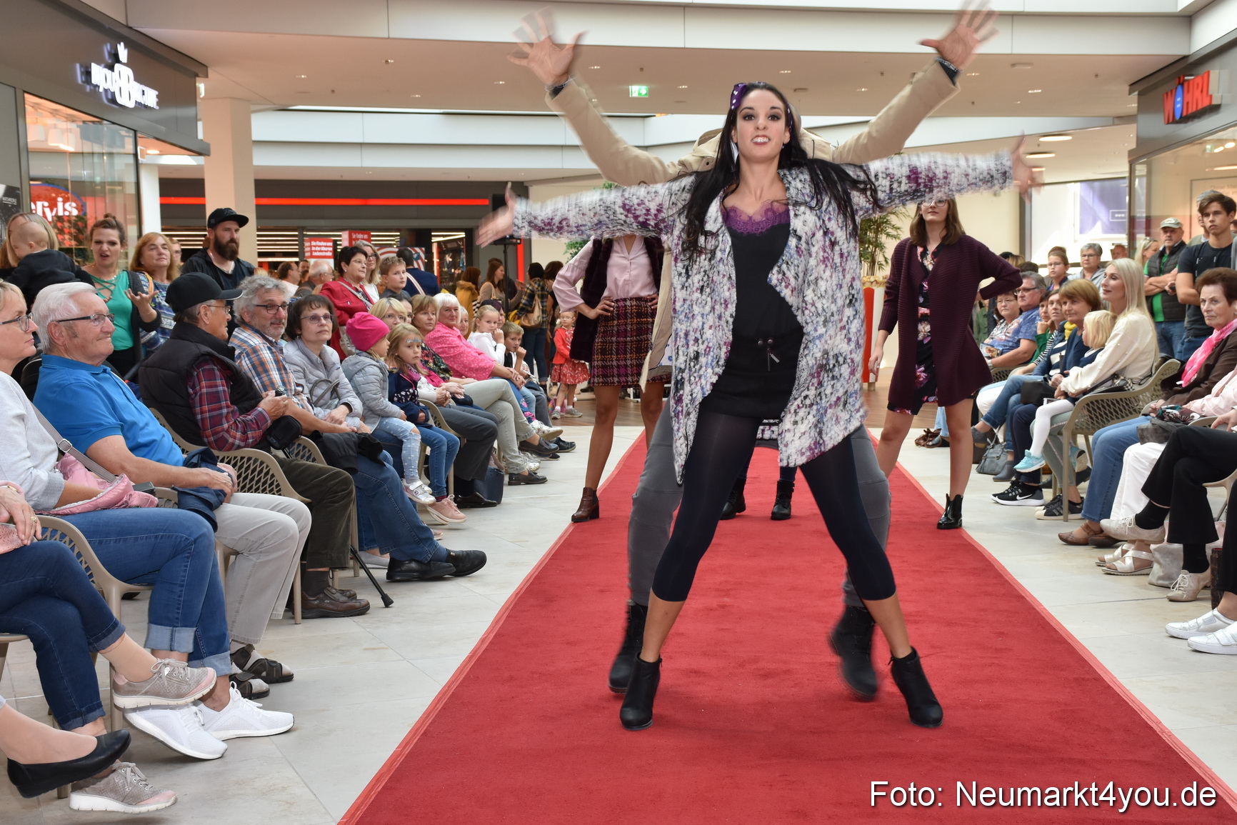 Herbstmodenschau NeuerMarkt 290918 0216