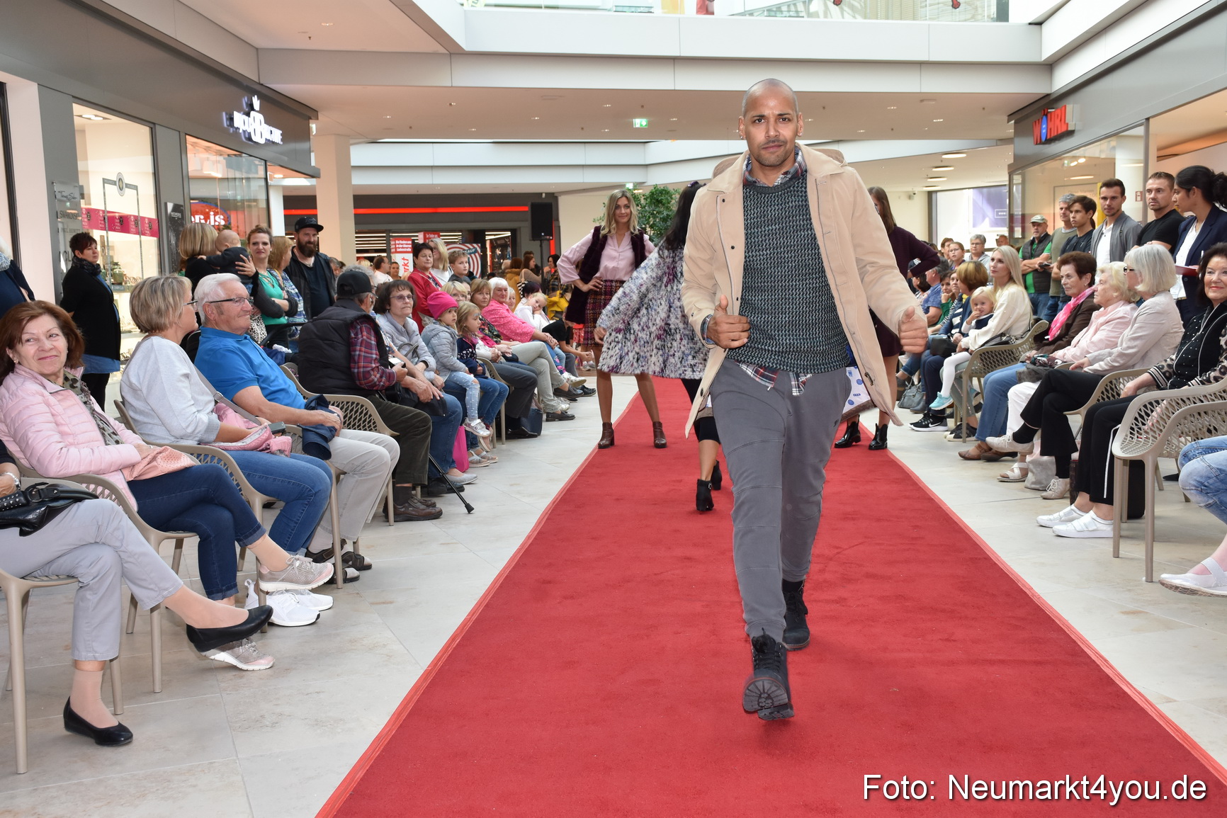 Herbstmodenschau NeuerMarkt 290918 0217