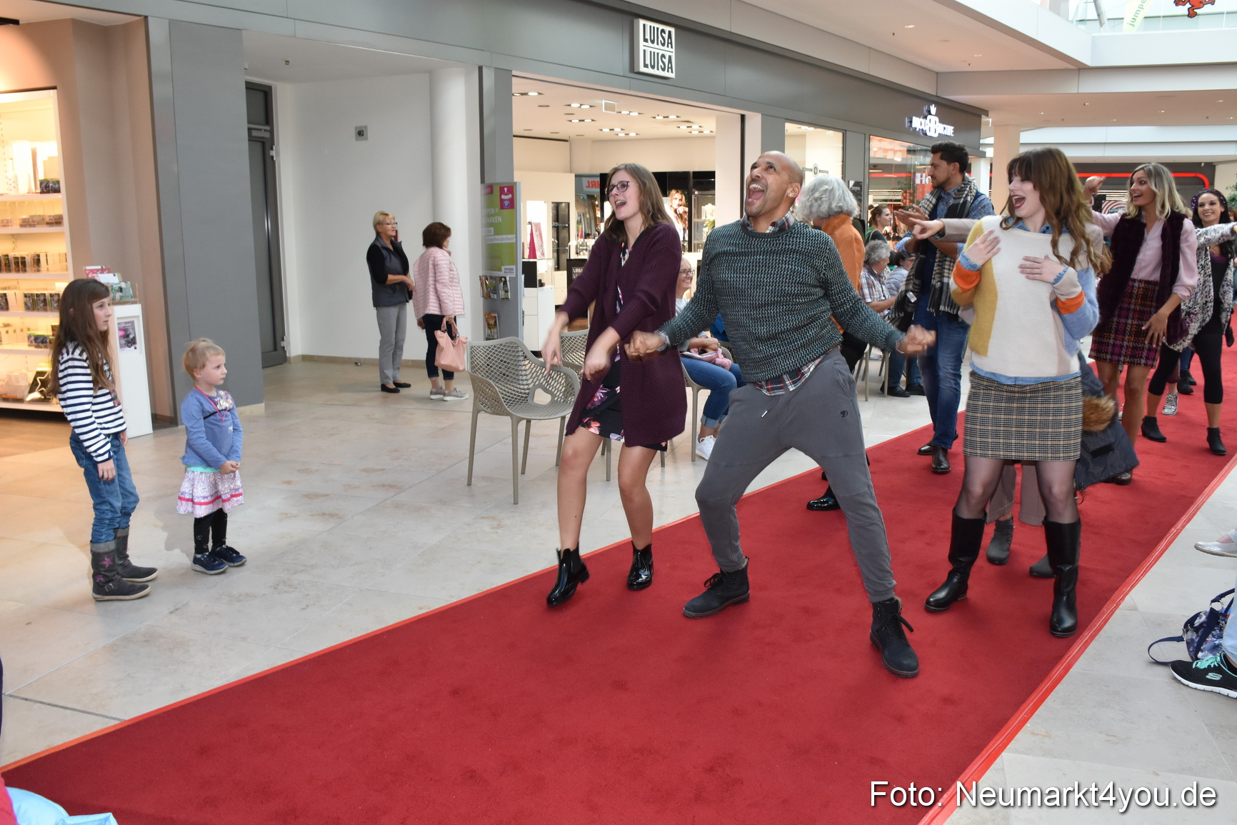 Herbstmodenschau NeuerMarkt 290918 0222