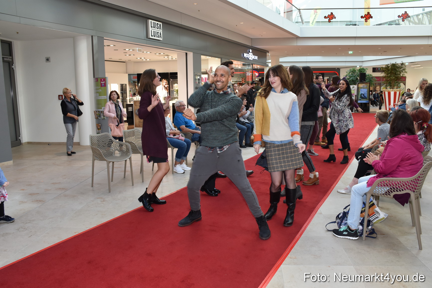 Herbstmodenschau NeuerMarkt 290918 0223