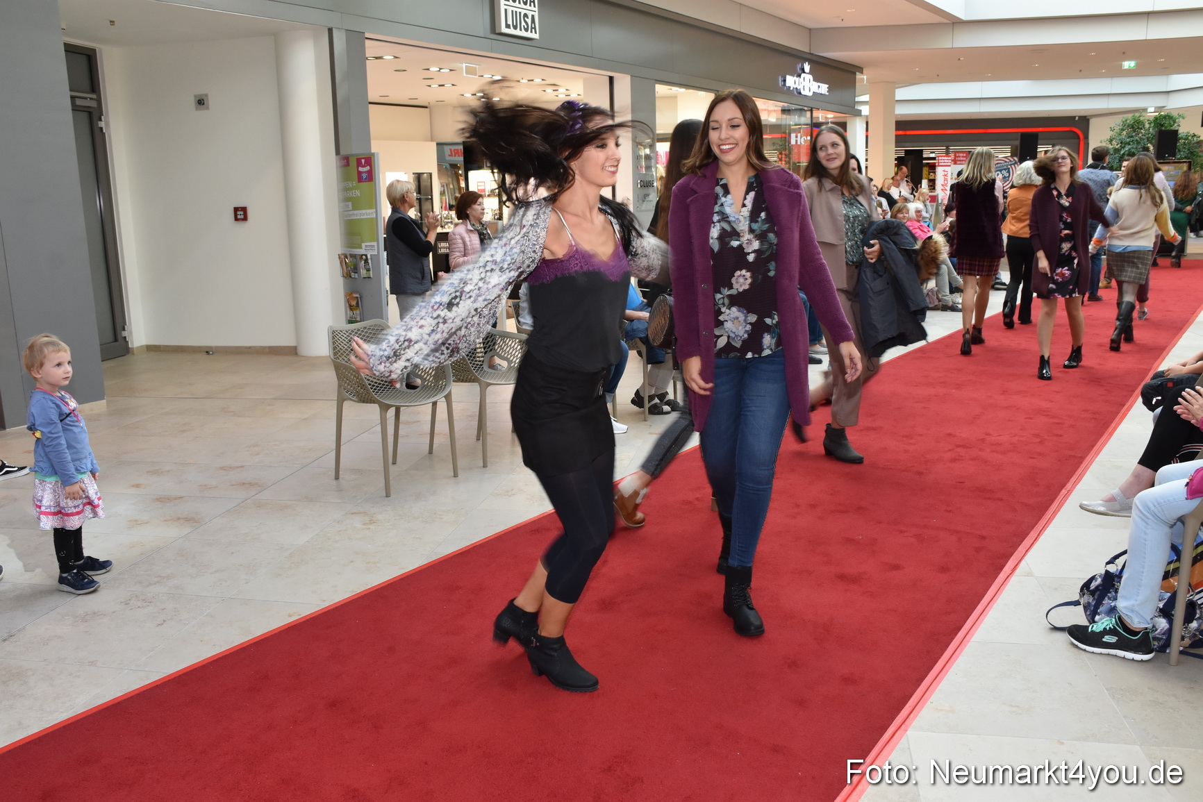 Herbstmodenschau NeuerMarkt 290918 0224