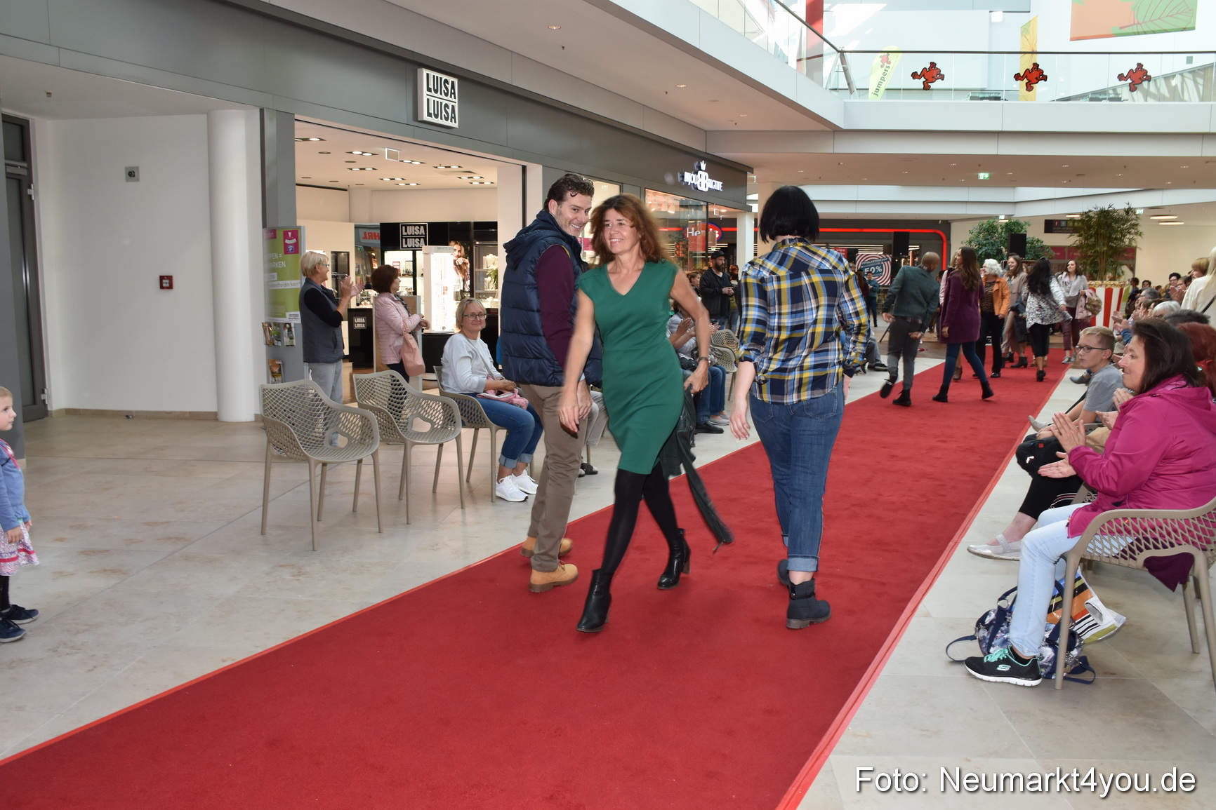 Herbstmodenschau NeuerMarkt 290918 0225