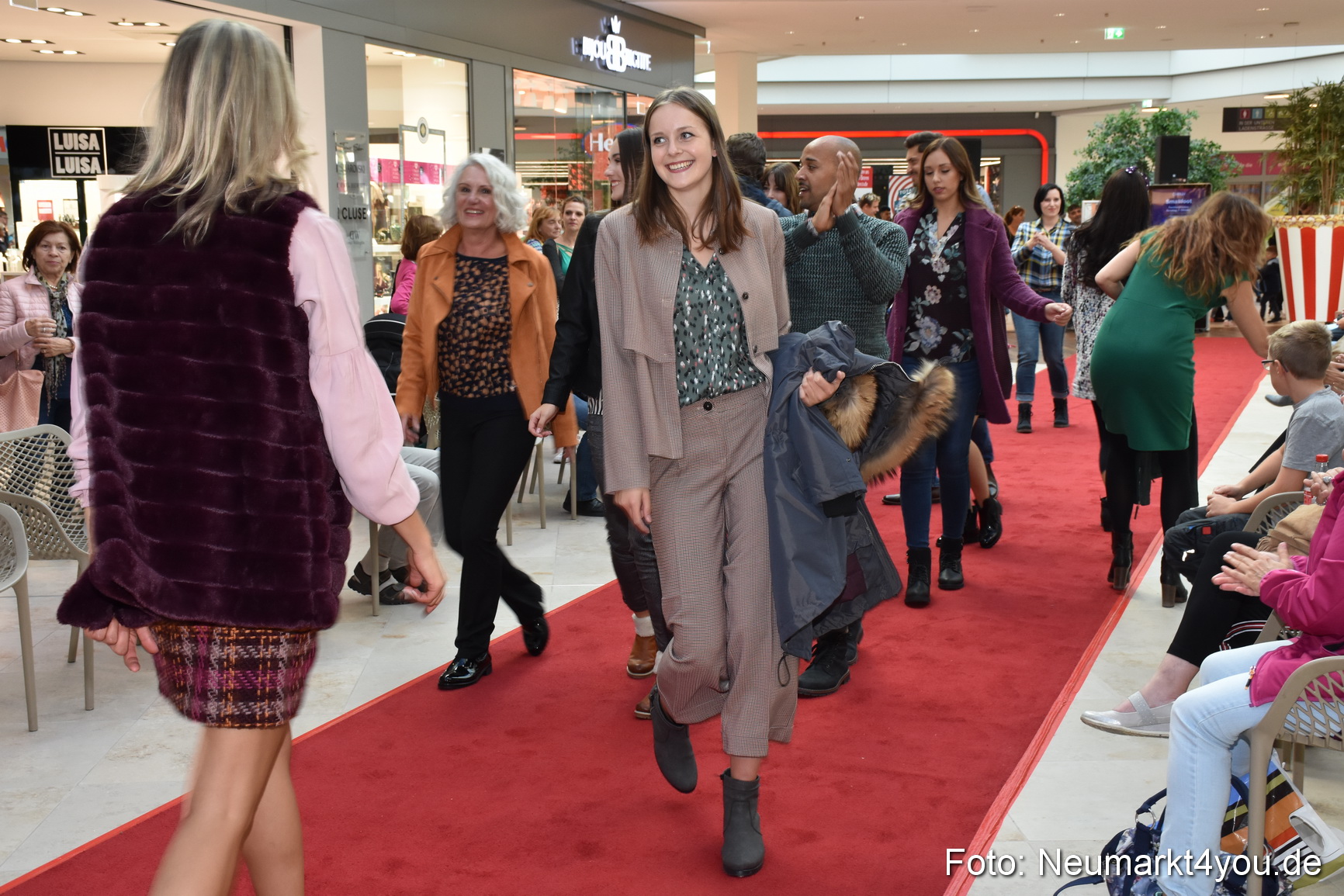 Herbstmodenschau NeuerMarkt 290918 0226