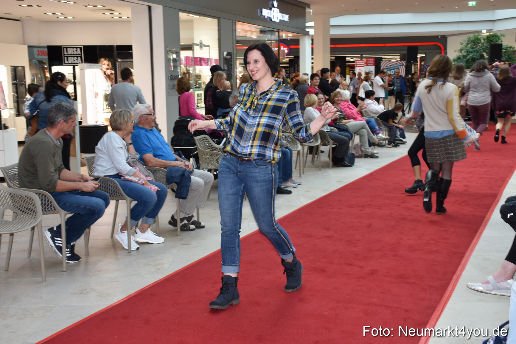 Herbstmodenschau NeuerMarkt 290918 0227