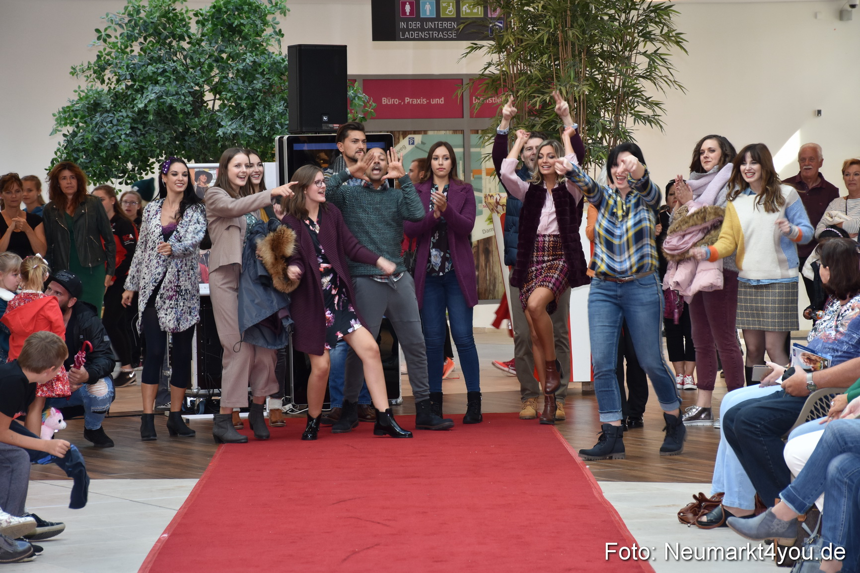 Herbstmodenschau NeuerMarkt 290918 0228