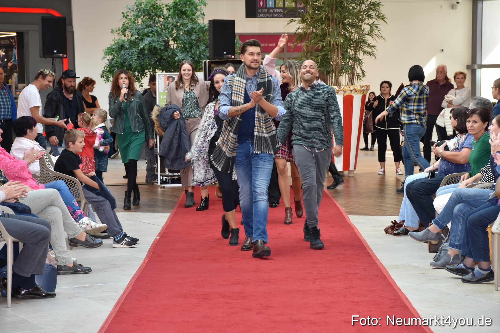 Herbstmodenschau NeuerMarkt 290918 0229