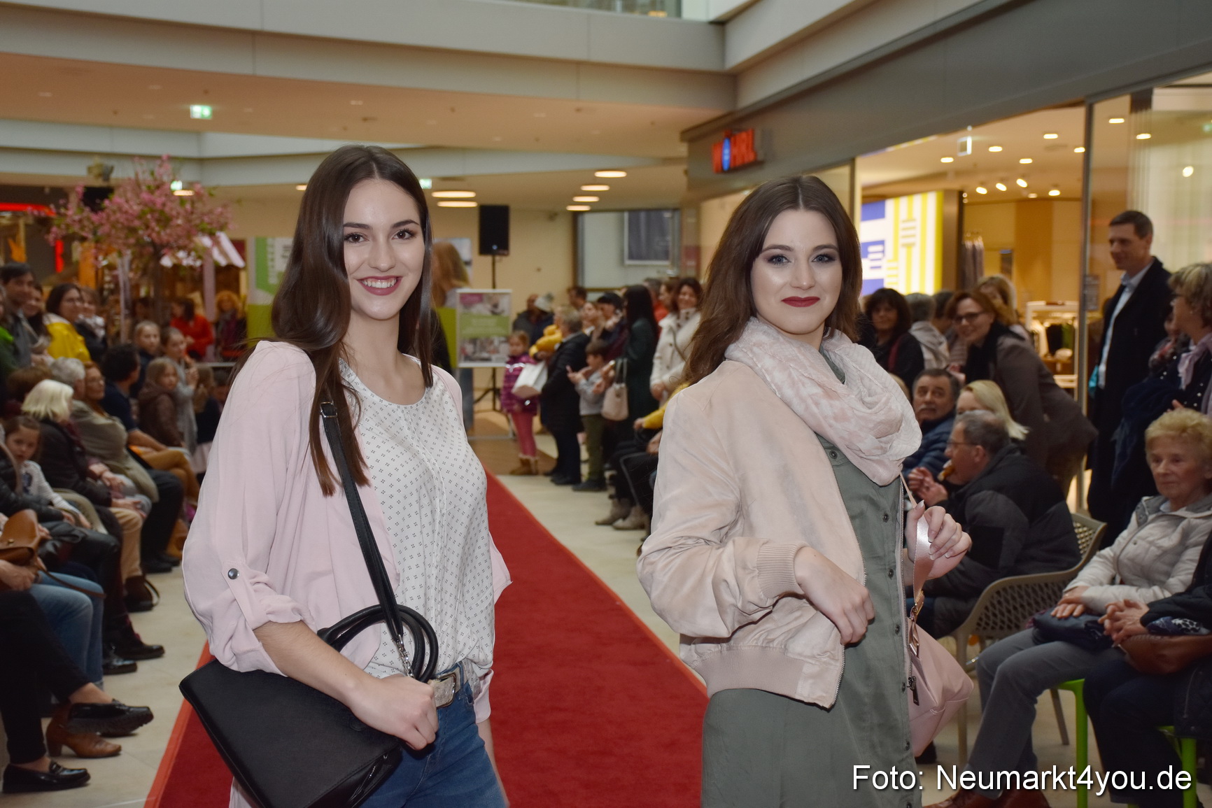 Fruehlingsmodenschau NeuerMarkt 2019 0002