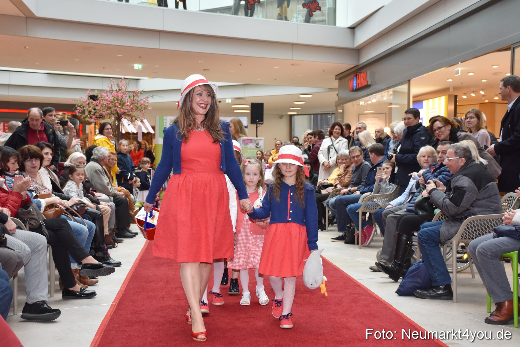 Fruehlingsmodenschau NeuerMarkt 2019 0013