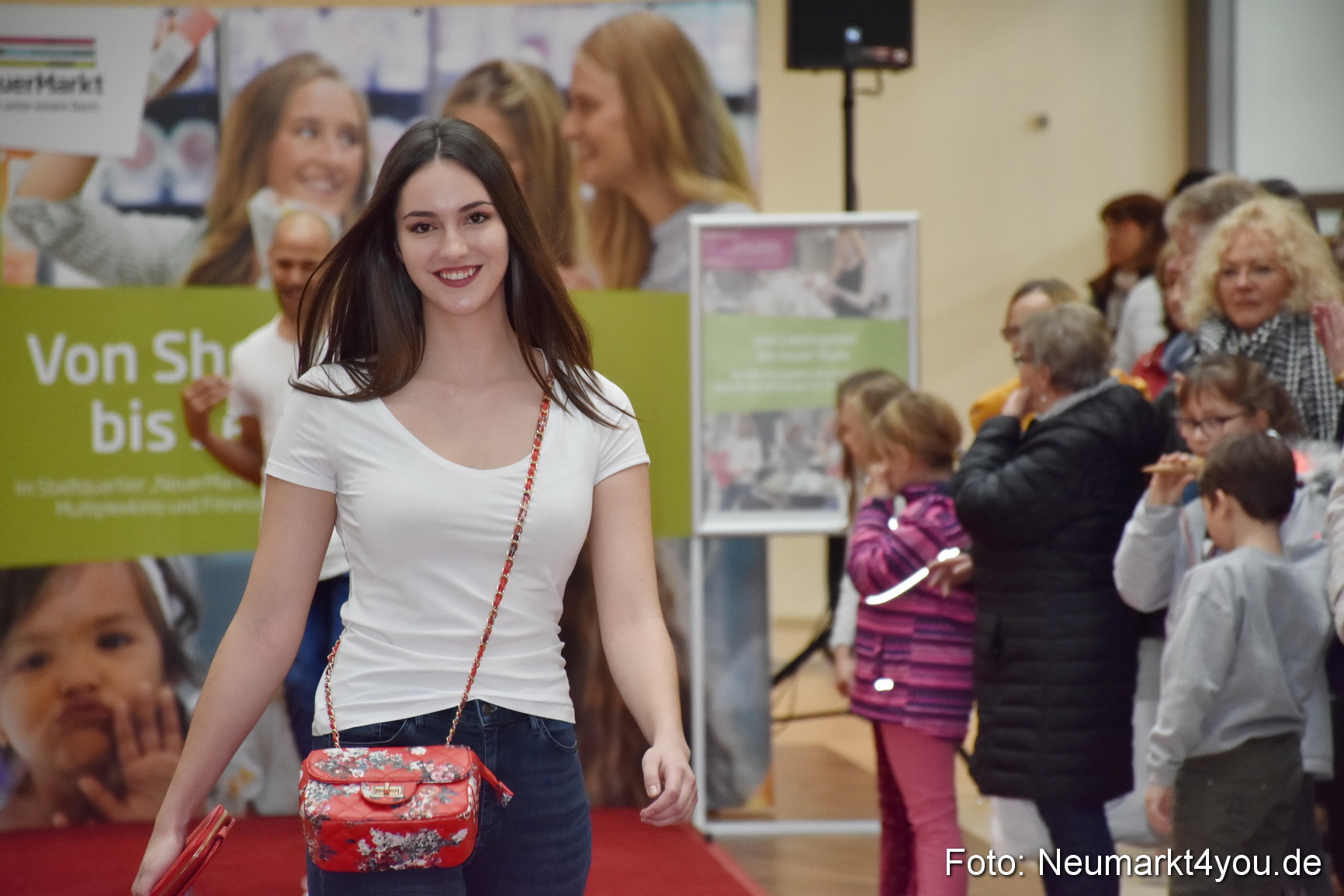 Fruehlingsmodenschau NeuerMarkt 2019 0022